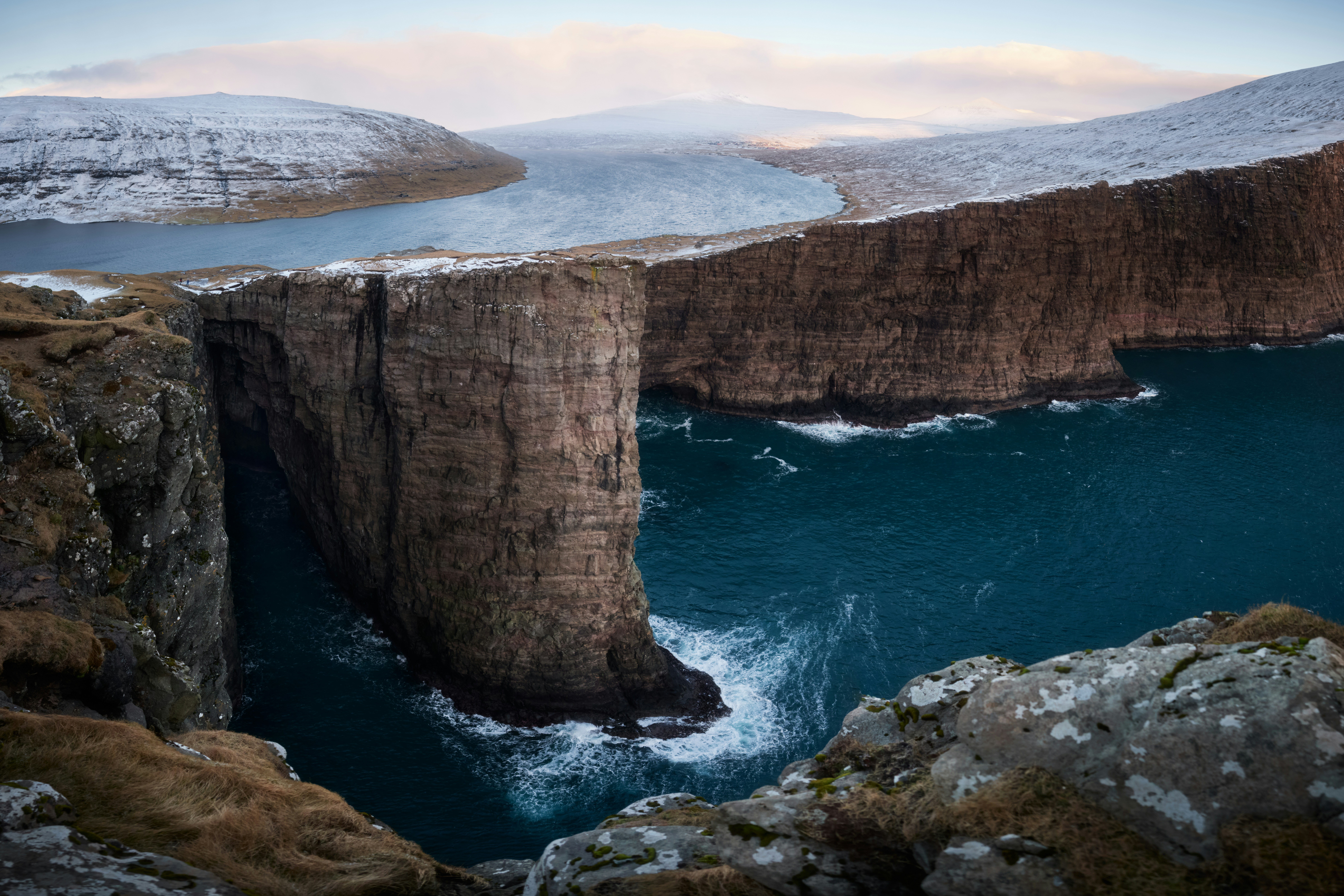 The Lake That Appears To Float Above The Ocean: Explore One Of Nature's Greatest Optical Illusions