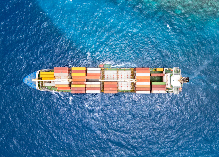 Vue aérienne d'un porte-conteneurs naviguant en pleine mer