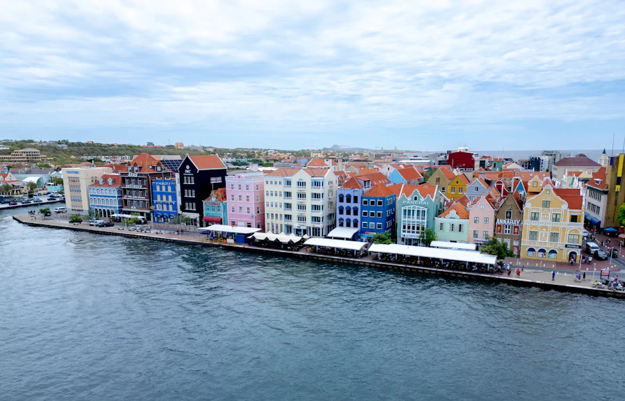 Casas coloridas de Willemstad, Curazao, junto al mar