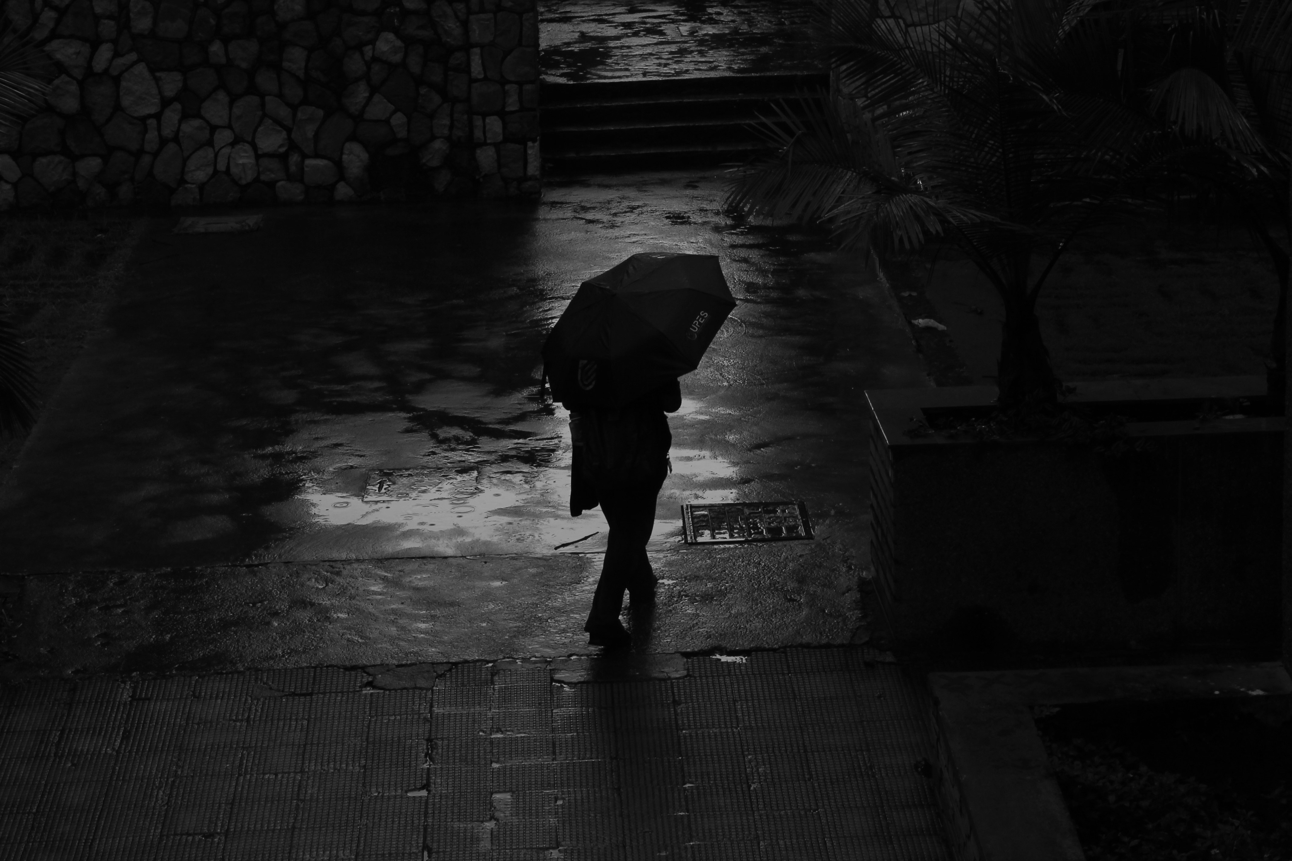 어두운 길을 걷는 사람 실루엣