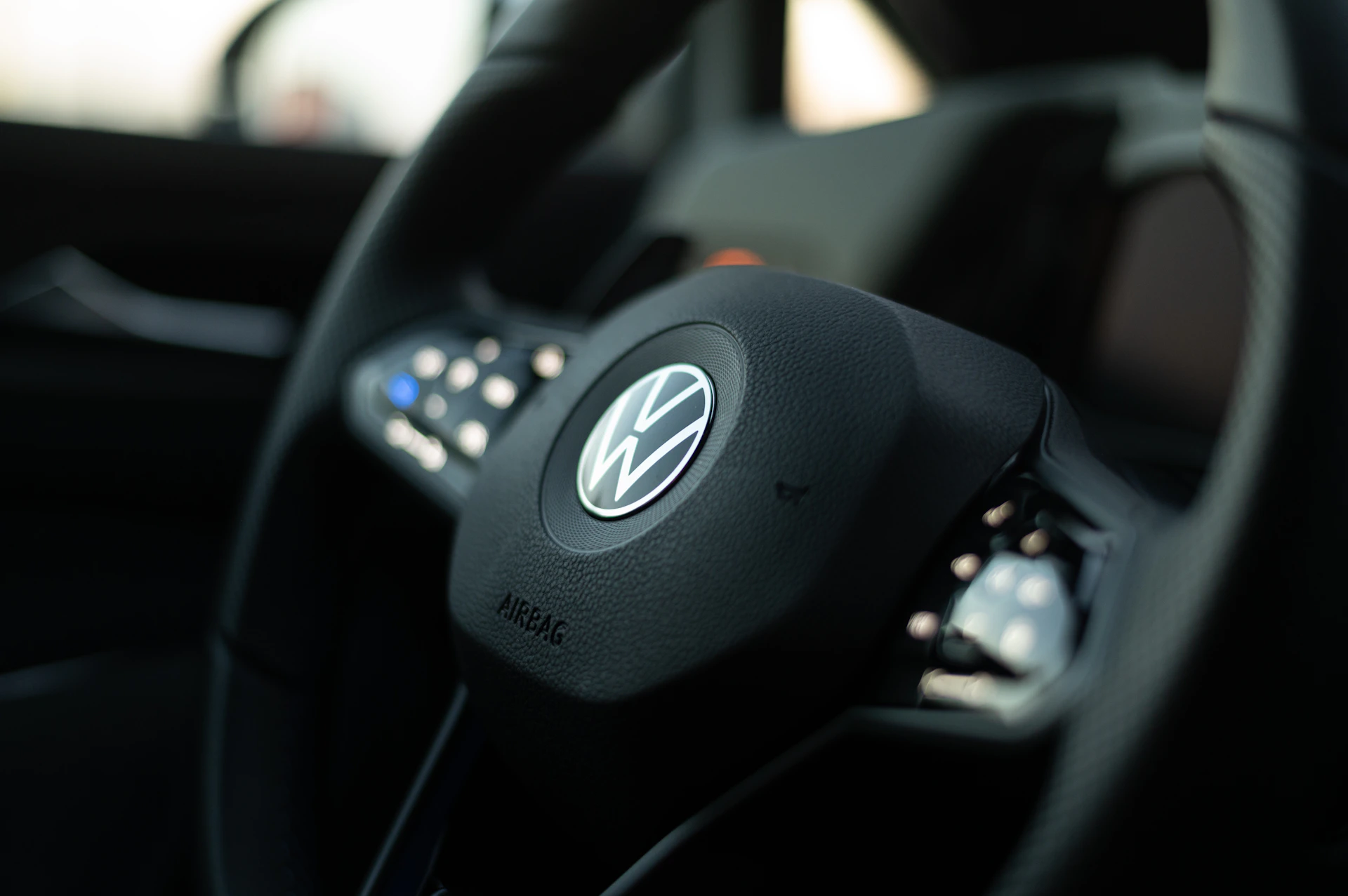 A close up of a steering wheel of a car