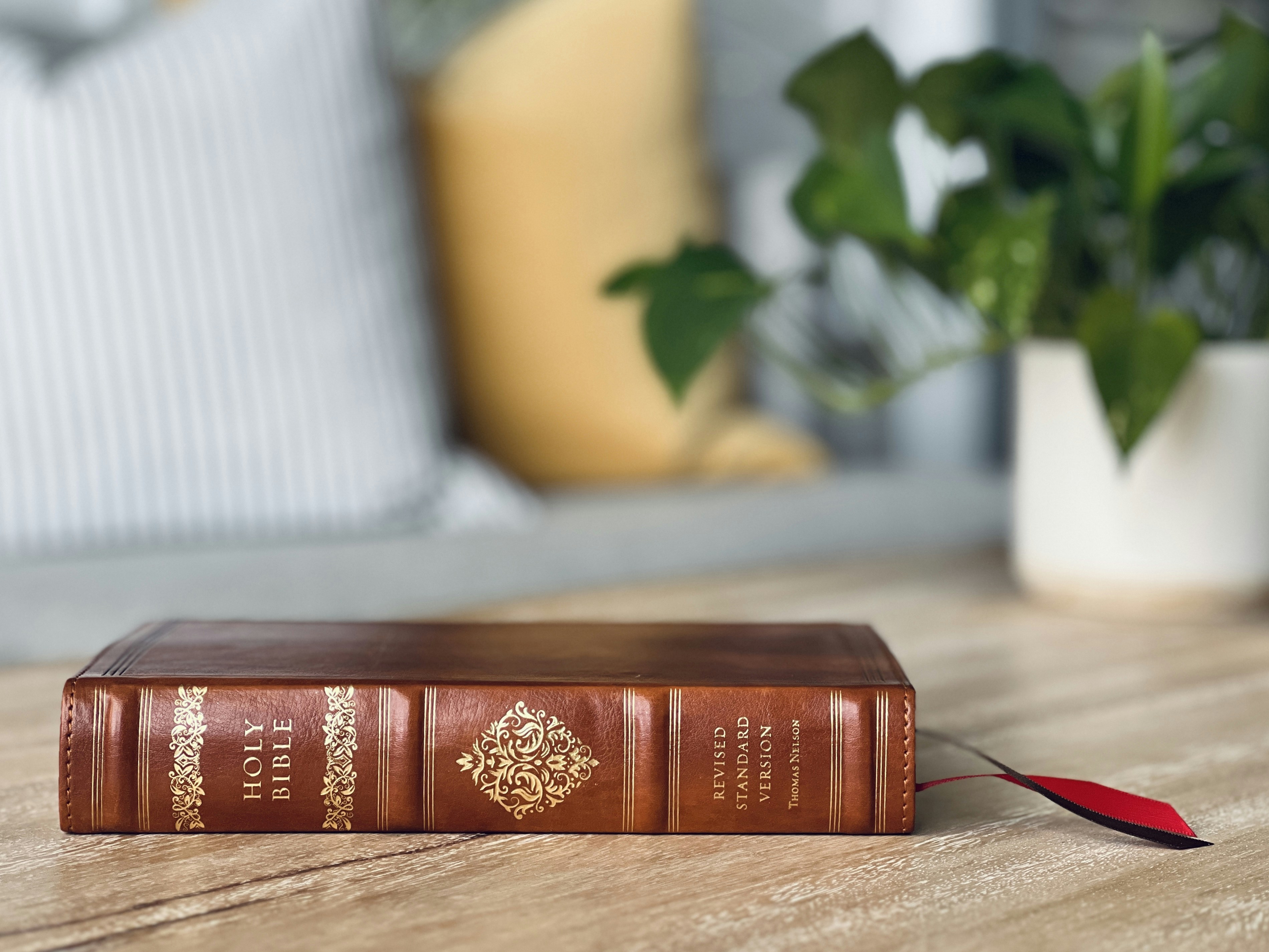 Un primo piano di un libro su un tavolo