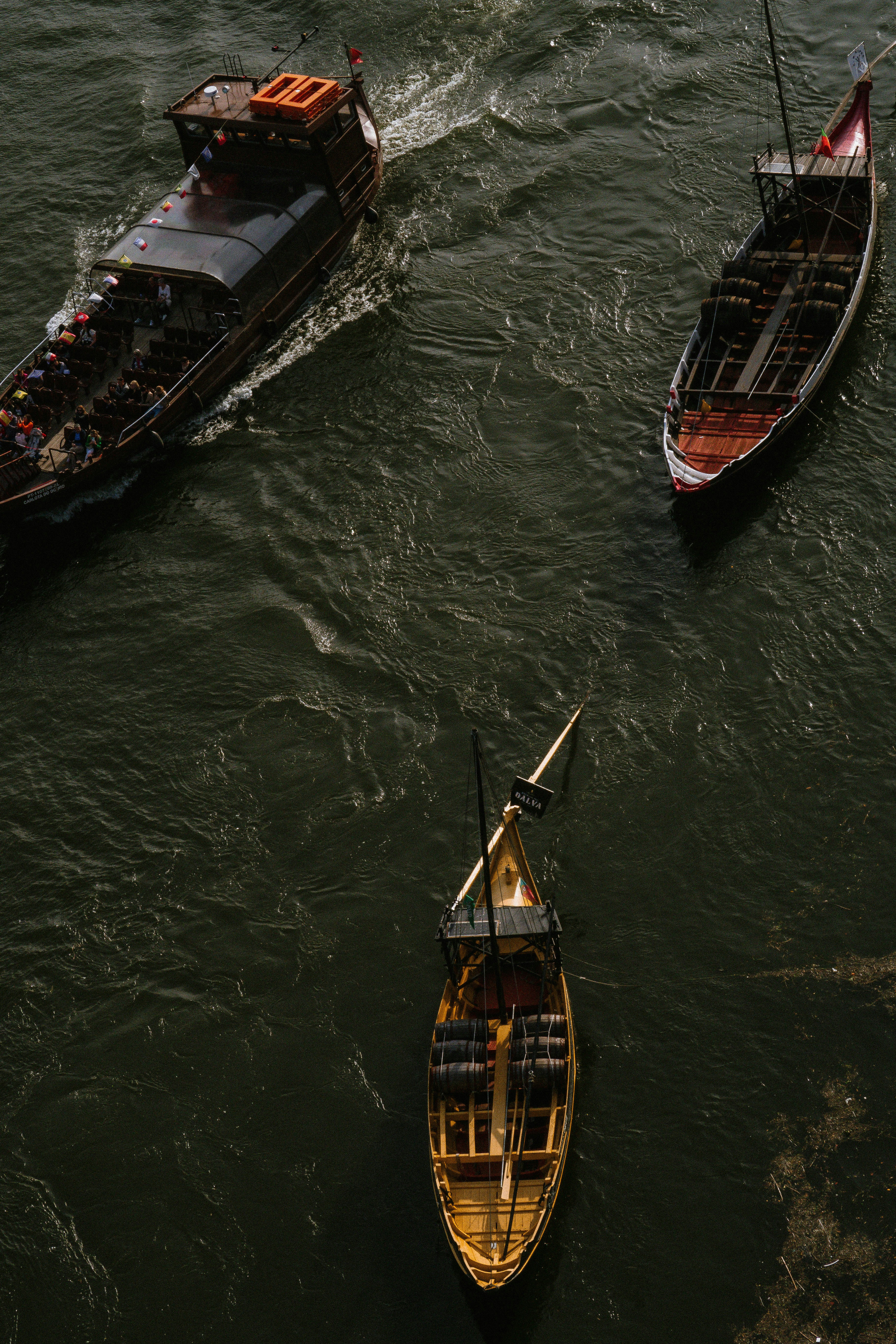 Eine Gruppe von Booten, die auf einem Gewässer treiben
