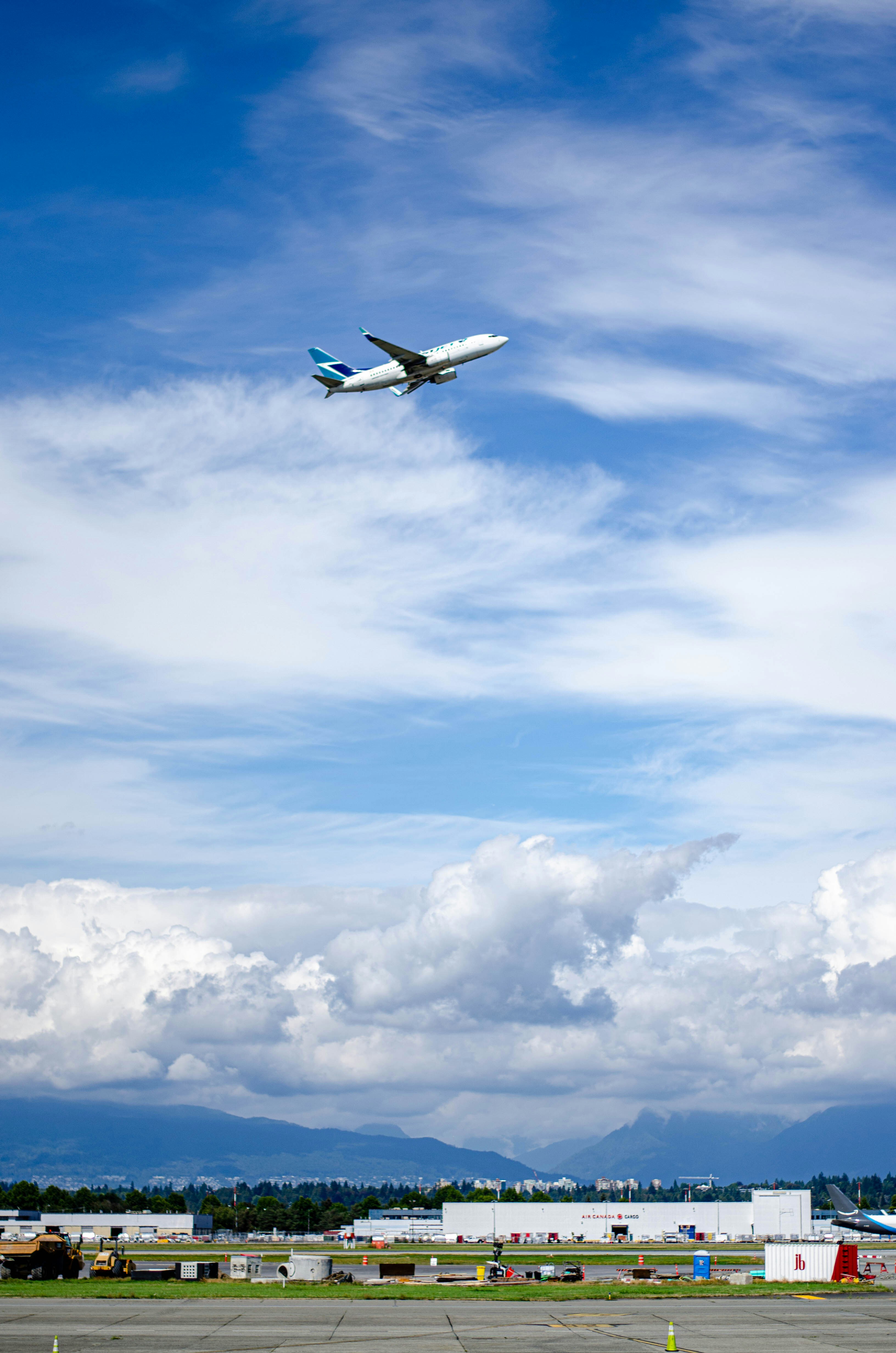 Un avión volando en el cielo sobre una pista