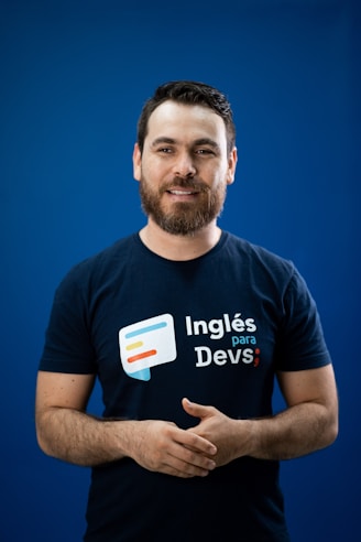 A man with a beard wearing a t - shirt that says ingles devs