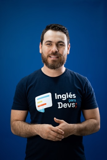 A man with a beard wearing a t - shirt that says ingles devs