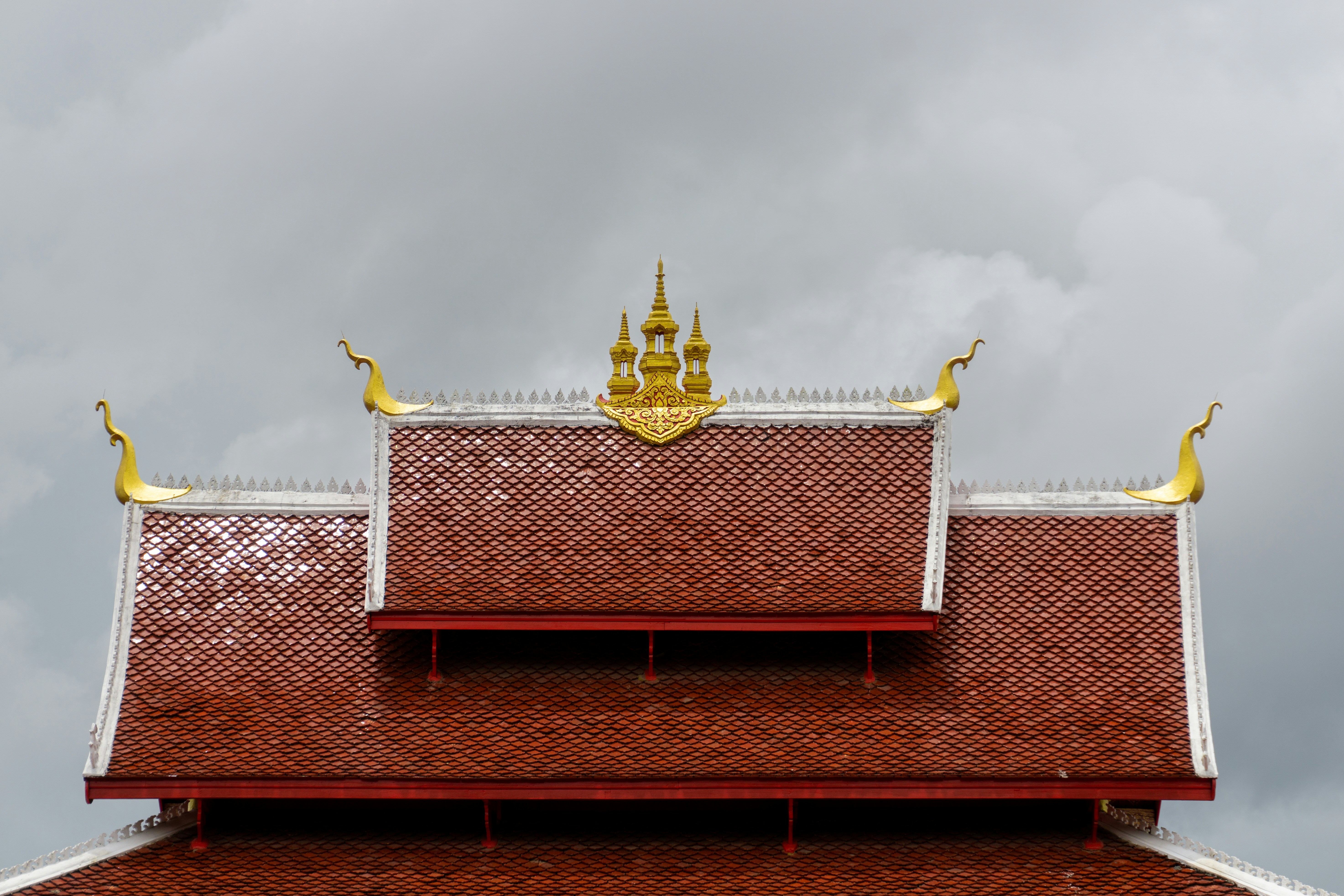 Ein rotes Backsteingebäude mit goldenem Dach