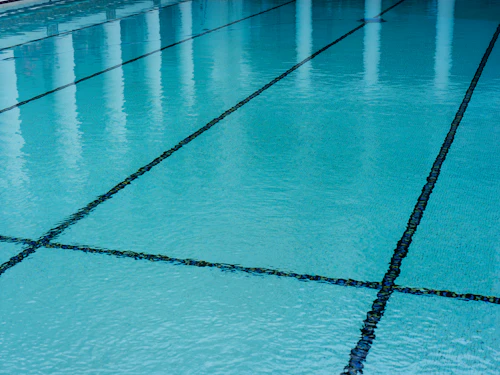 Superficie de una piscina con el agua transparente