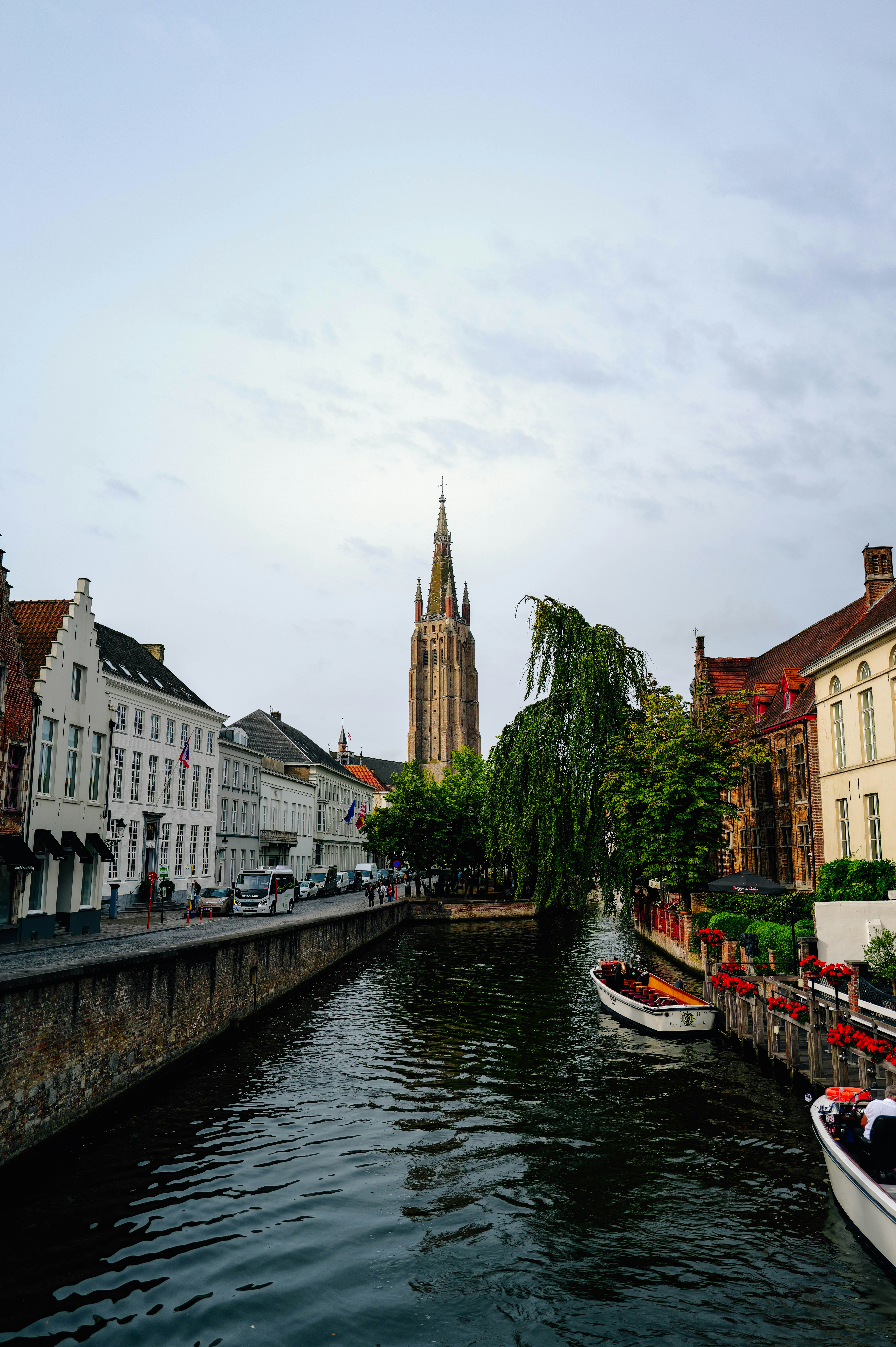 Un río con un barco en él y una iglesia al fondo