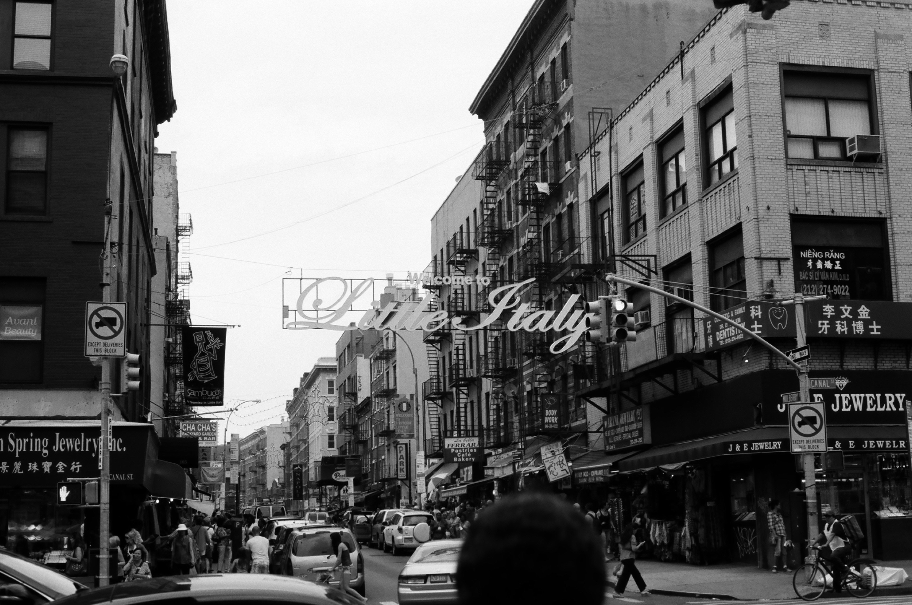A black and white photo of a busy city street