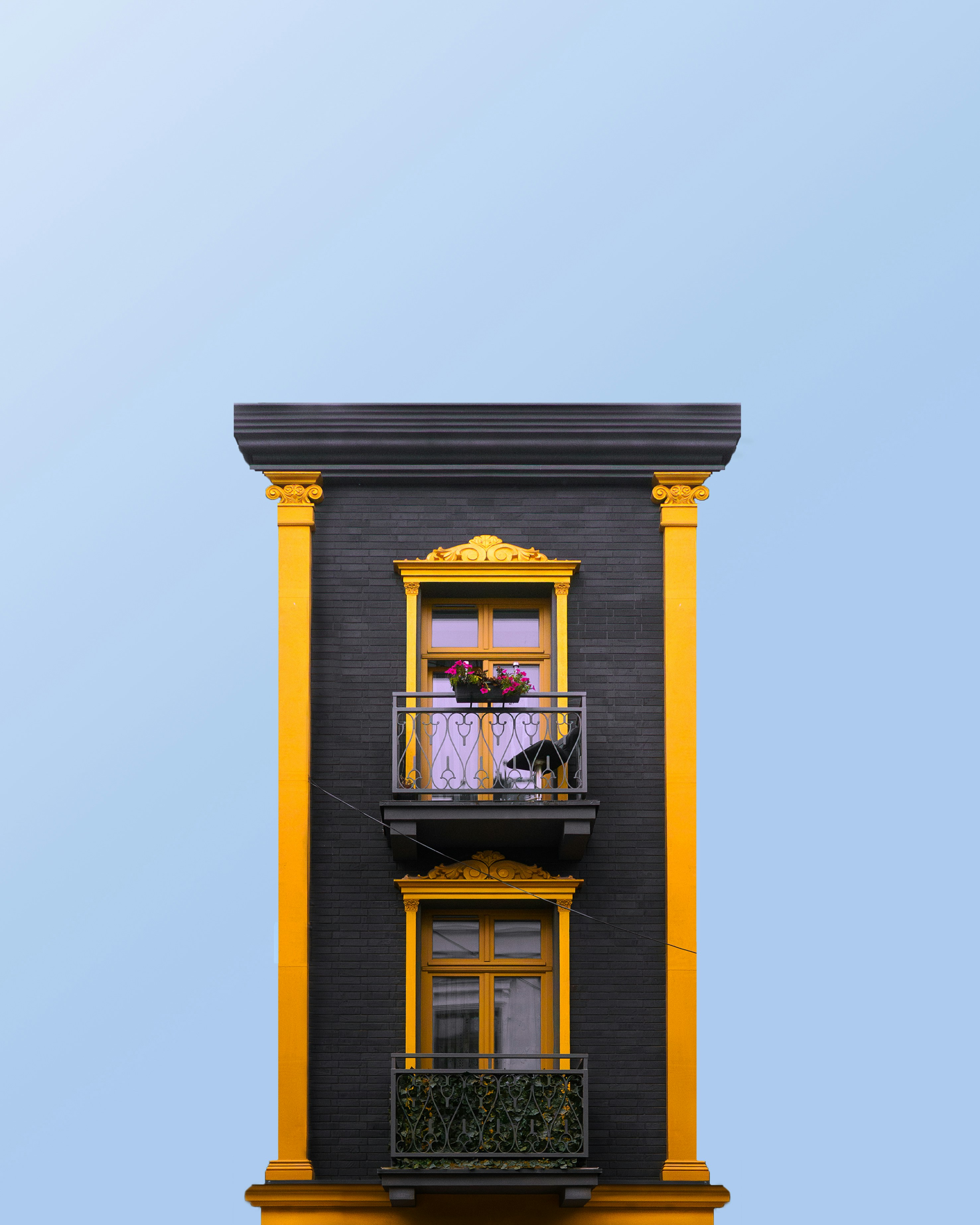 Un edificio alto con balcón y balcones