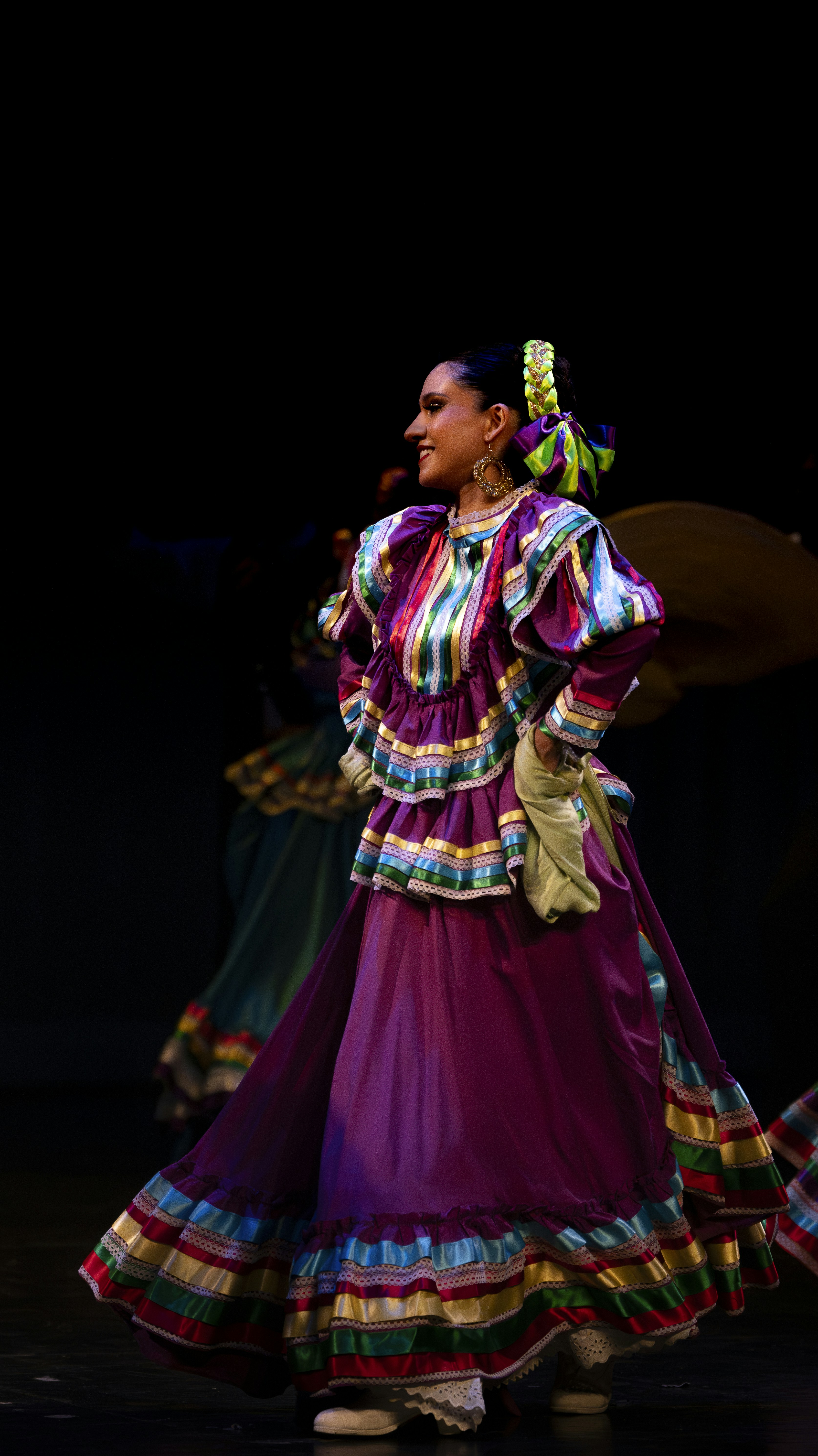 Una mujer con un vestido colorido está bailando