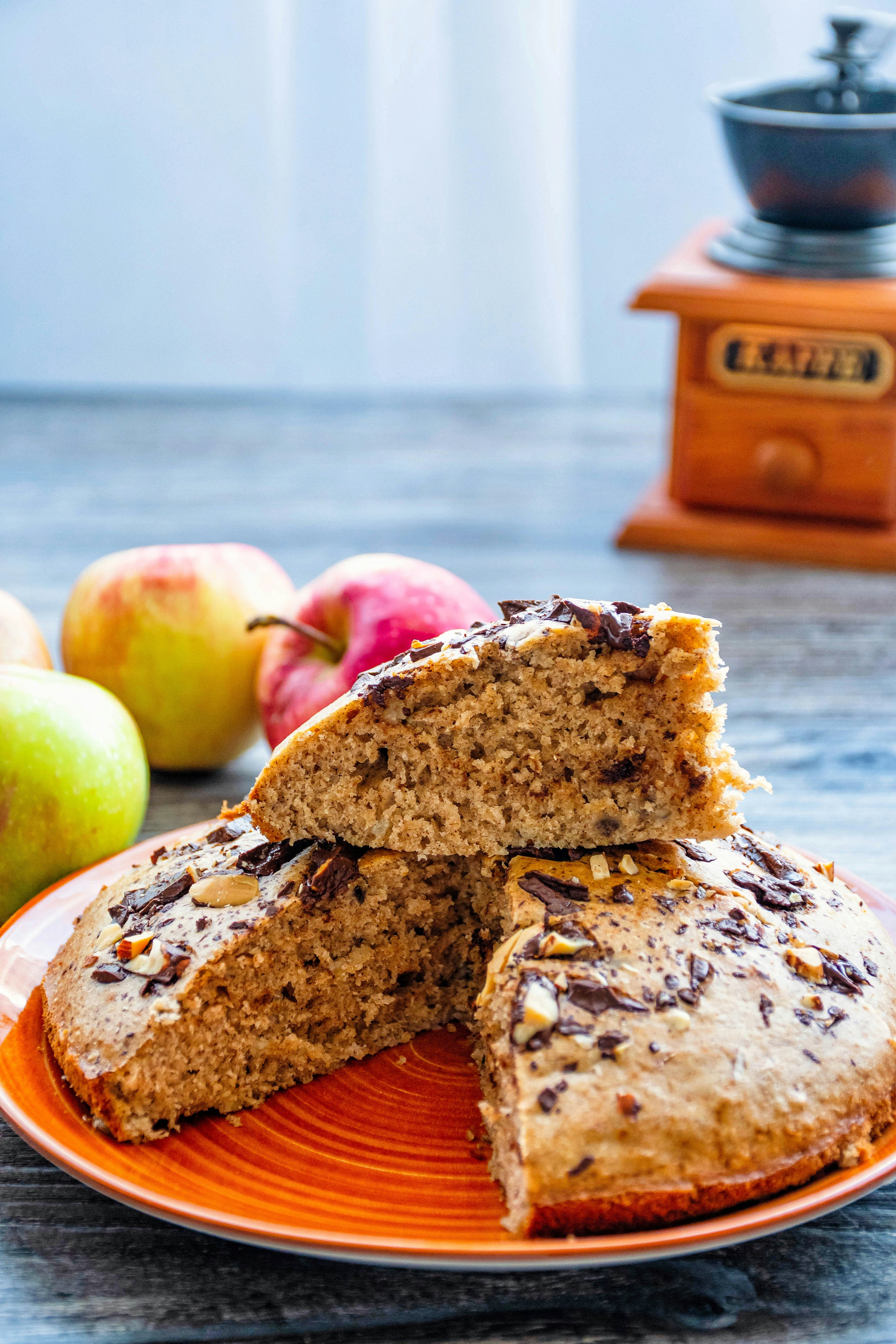 Ein paar Kuchenstücke sitzen auf einem orangefarbenen Teller