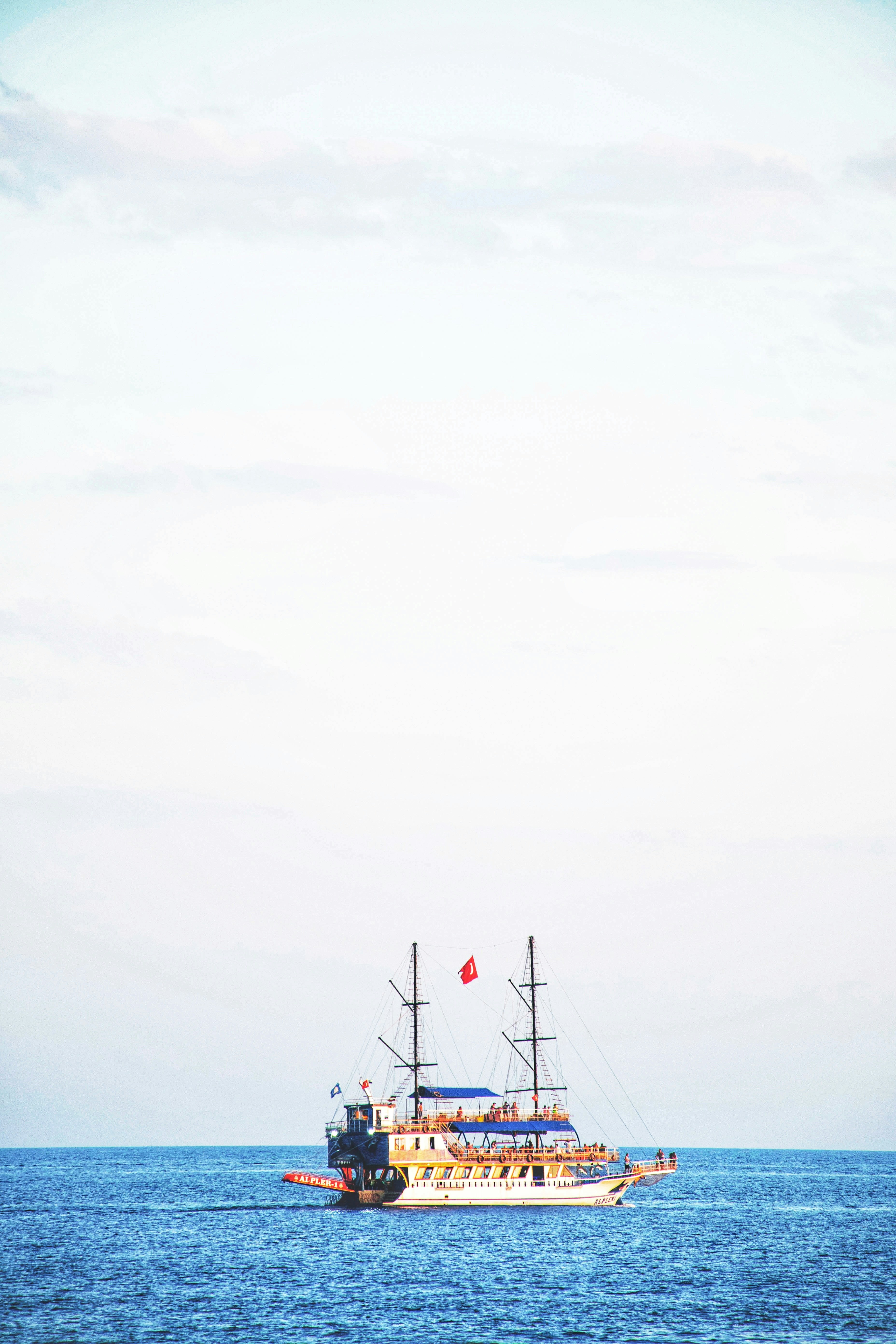 Ein Boot, das auf einem großen Gewässer treibt