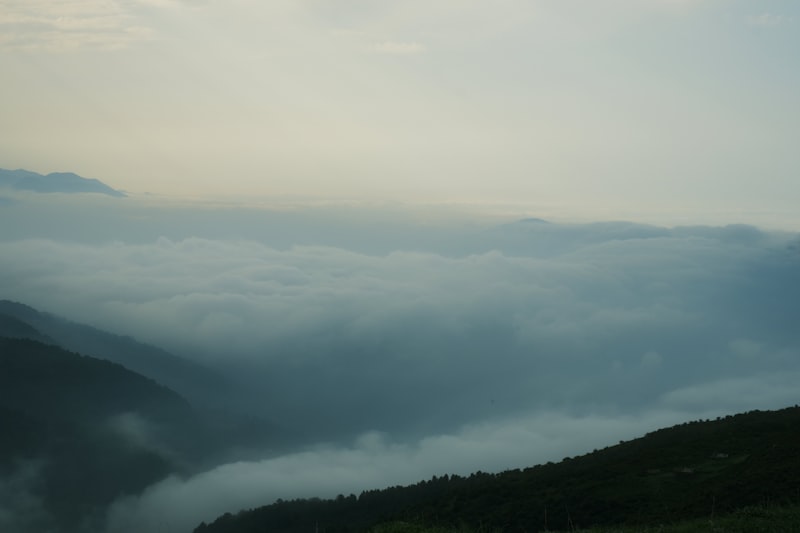 jalur berkendara menuju kawasan Gunung Luhur Citorek dengan pemandangan awan