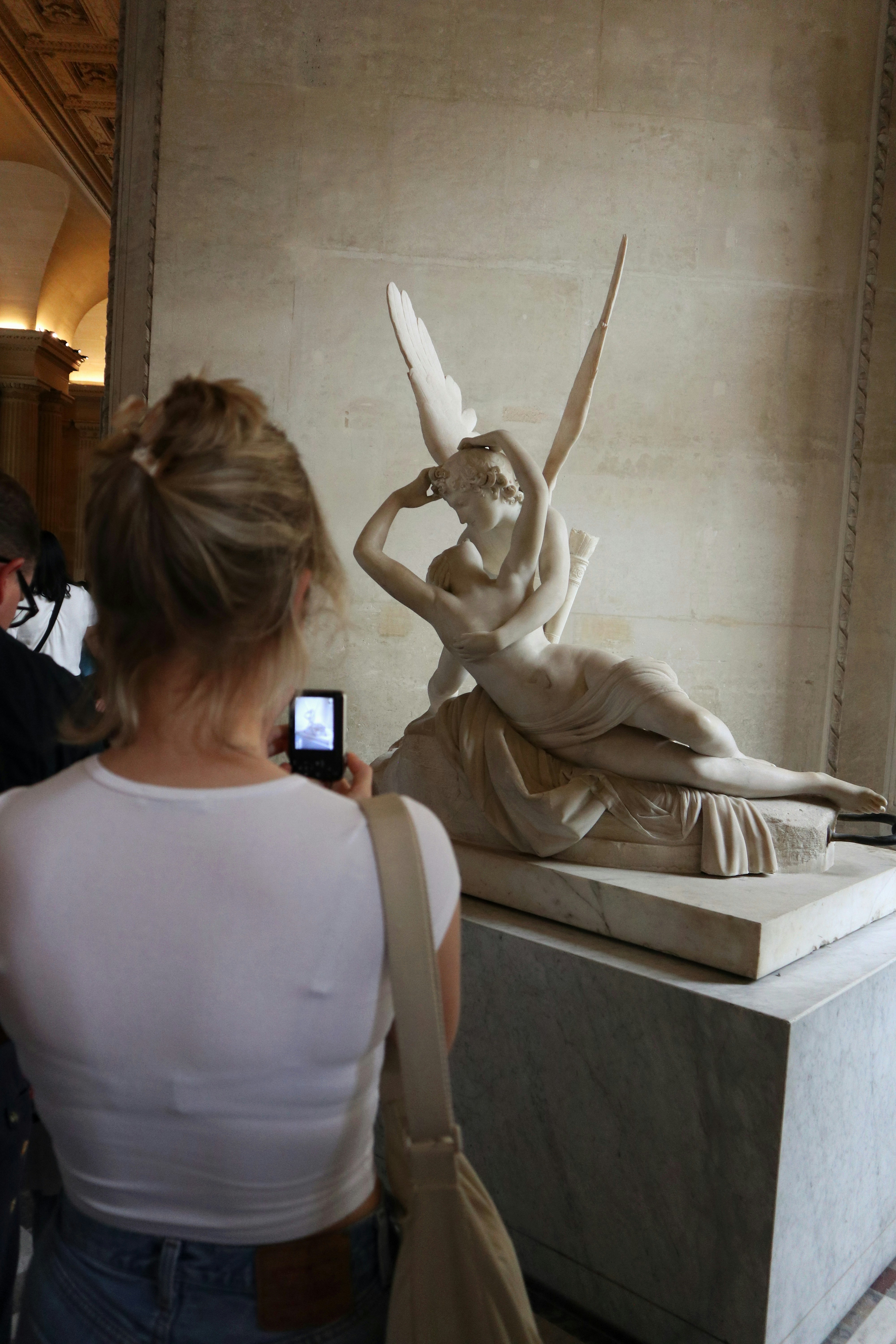 Une femme prenant une photo d’une statue