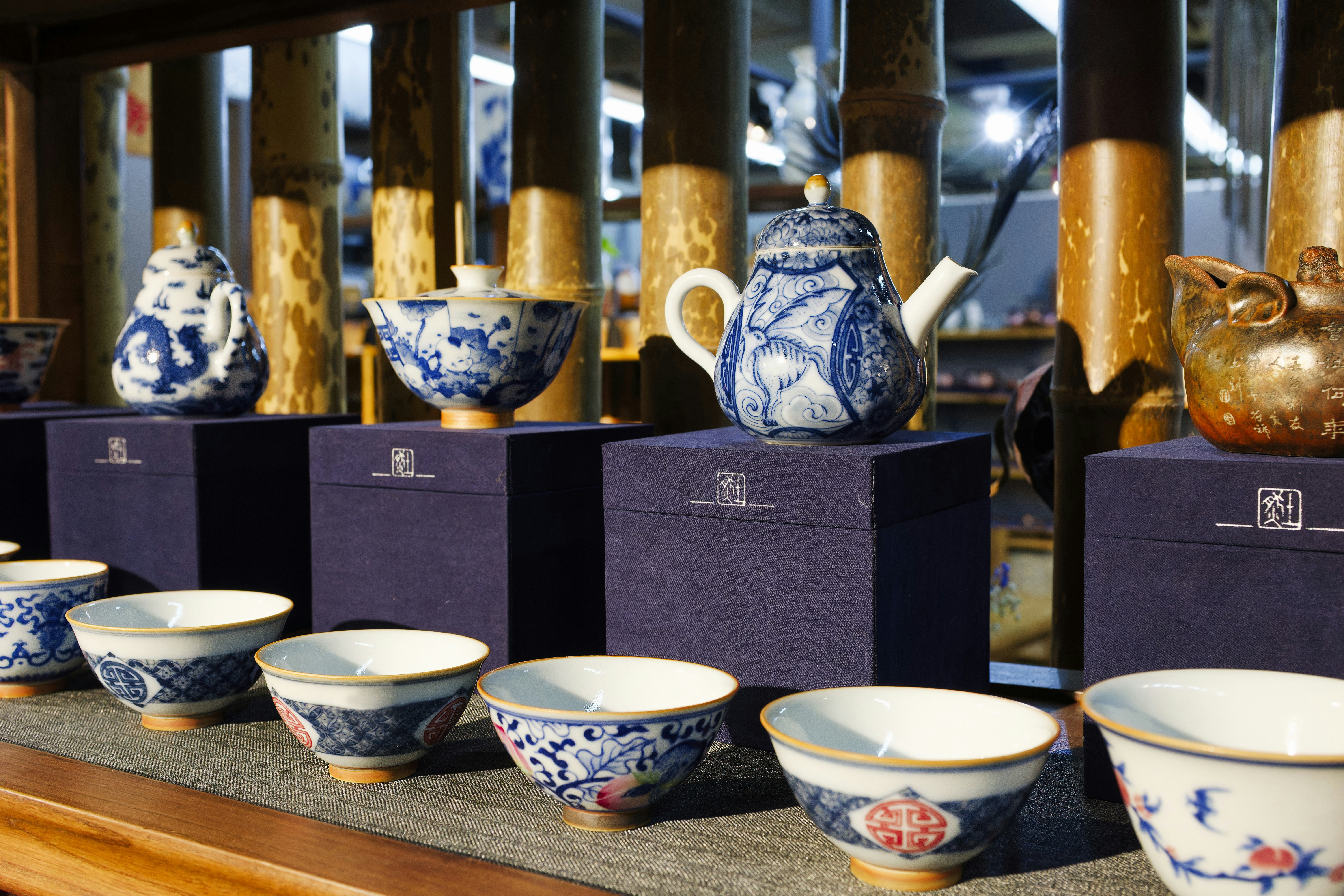 A table topped with lots of blue and white bowls