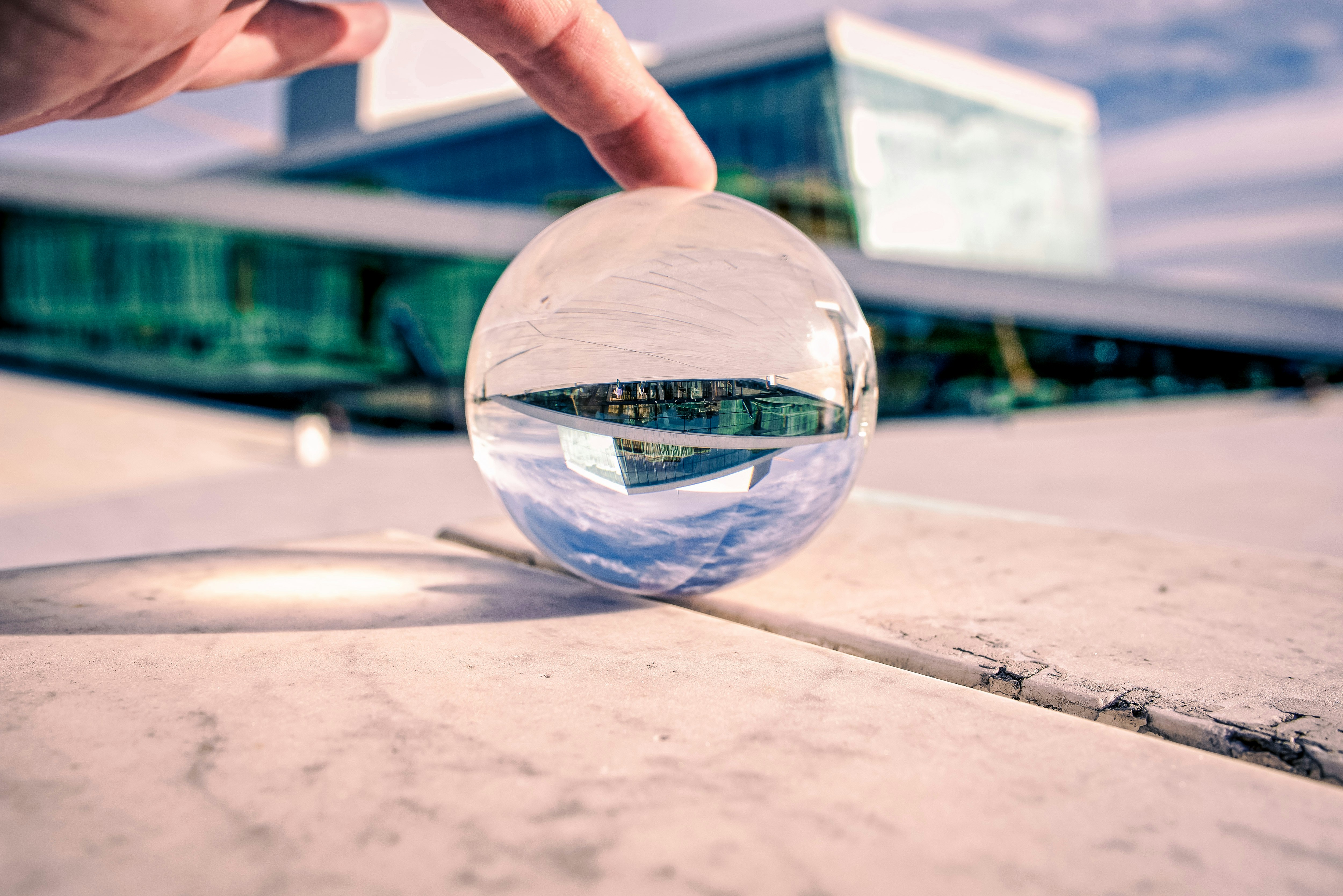 Eine Person, die eine Glaskugel auf dem Boden berührt
