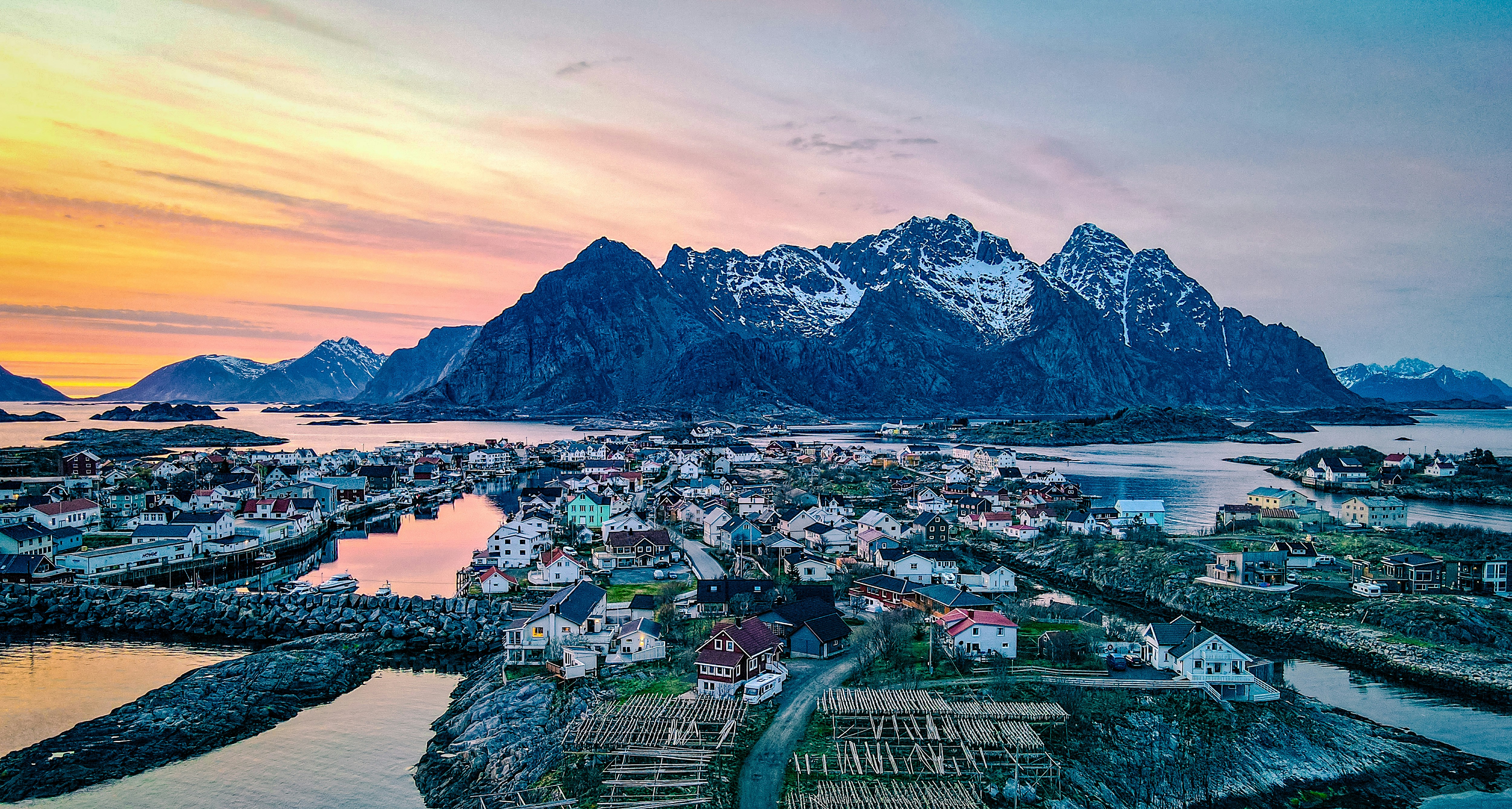 Eine Luftaufnahme einer Stadt mit Bergen im Hintergrund