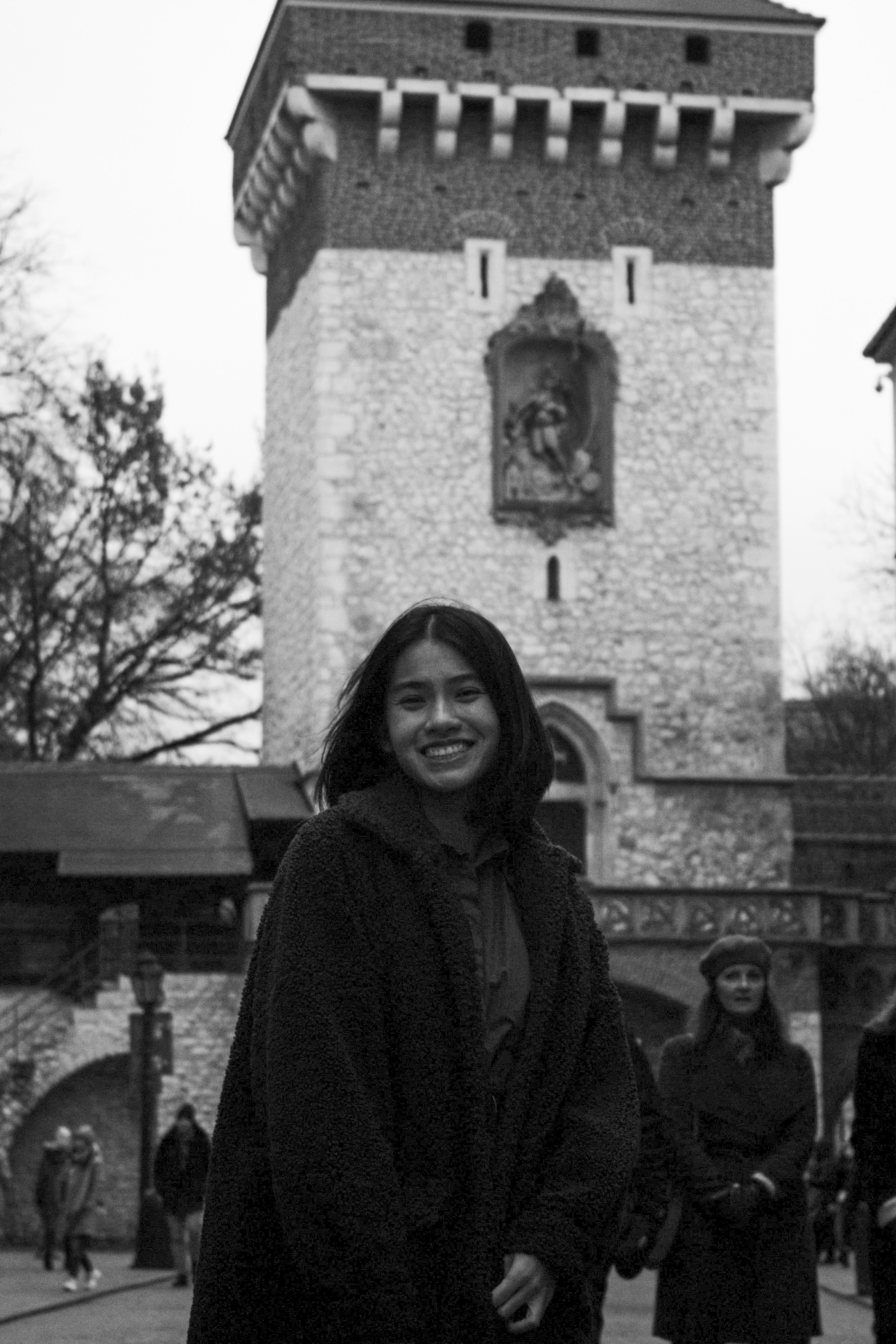 Eine Frau, die vor einem Uhrenturm steht