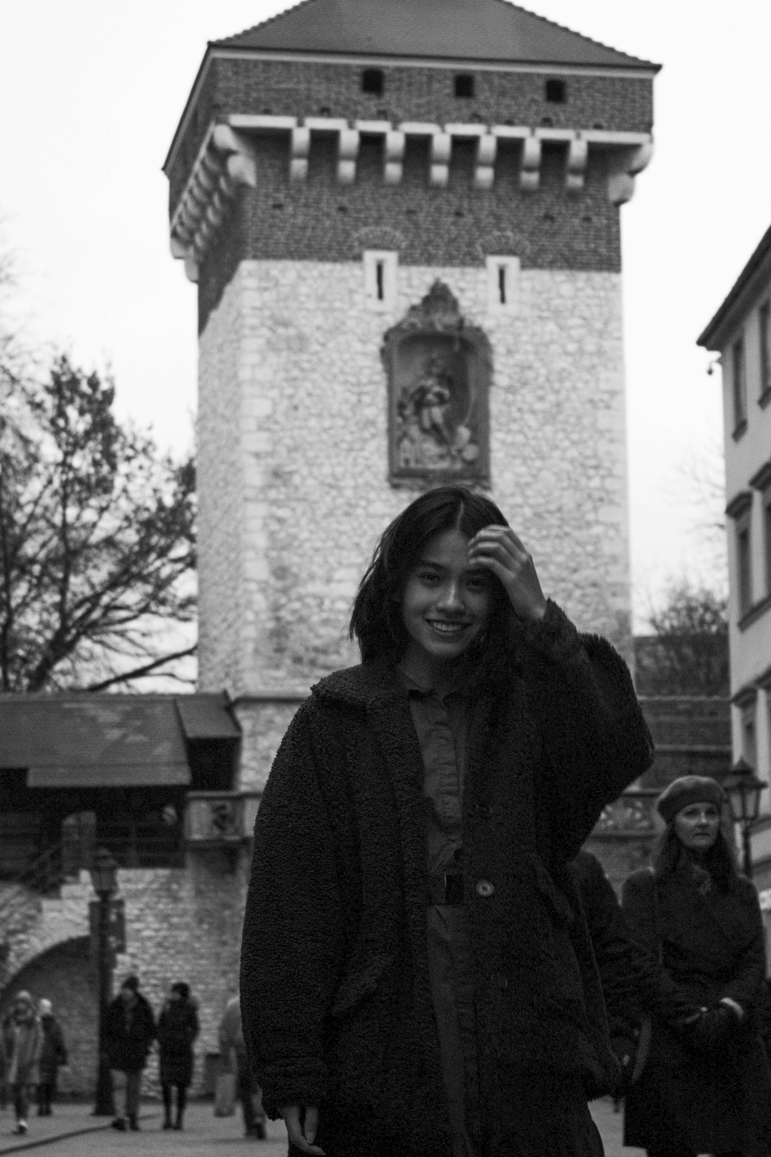 Eine Frau, die vor einem hohen Turm steht