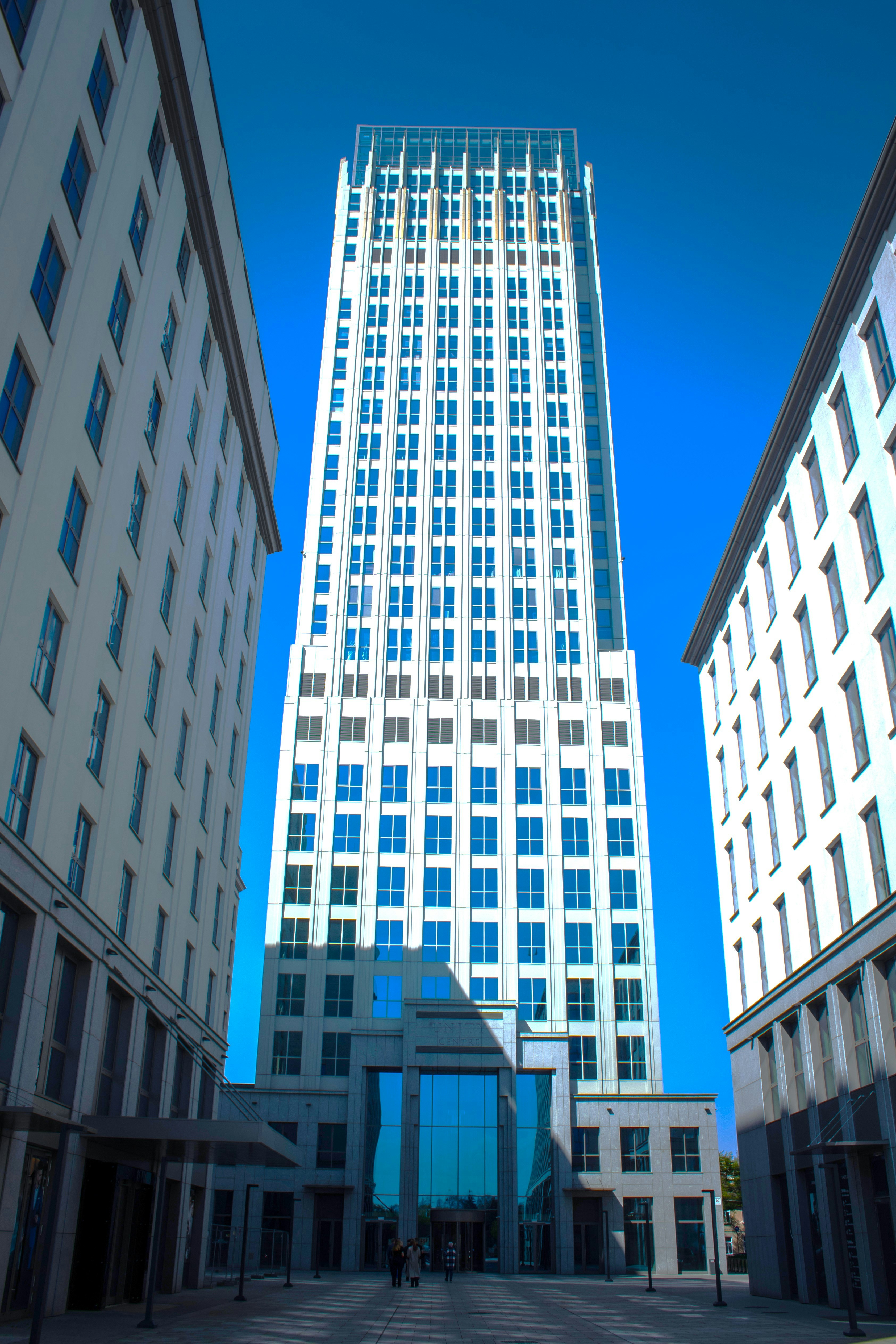 Ein sehr hohes weißes Gebäude, das über einer Stadt thront