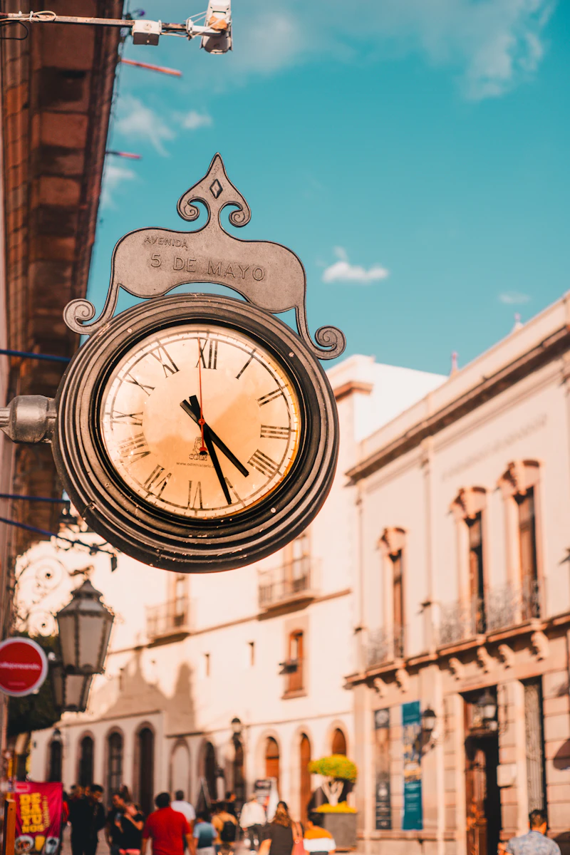 Reloj analógico antiguo como símbolo del paso del tiempo y la memoria