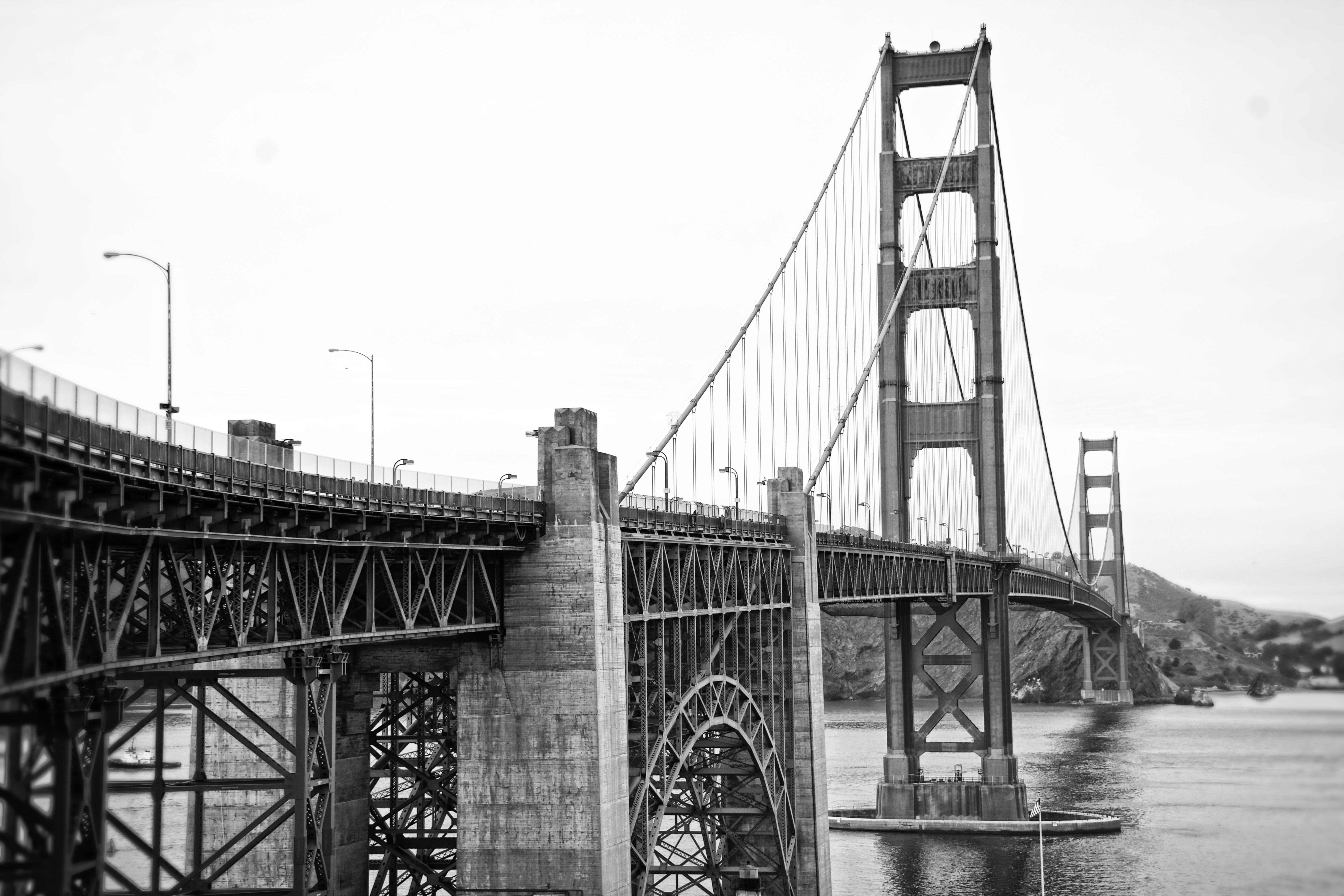 ゴールデンゲートブリッジの白黒写真
