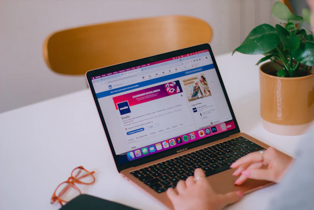 Profesional gestionando redes sociales desde un ordenador portátil
