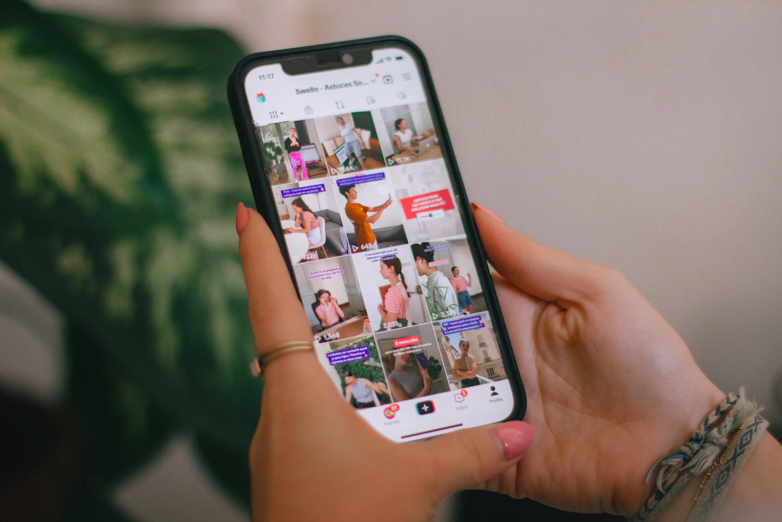 Mano sujetando un móvil con la parrilla de Instagram abierta, con luz natural
