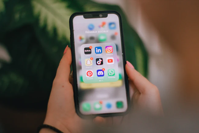 Persona usando aplicaciones sociales desde su teléfono móvil