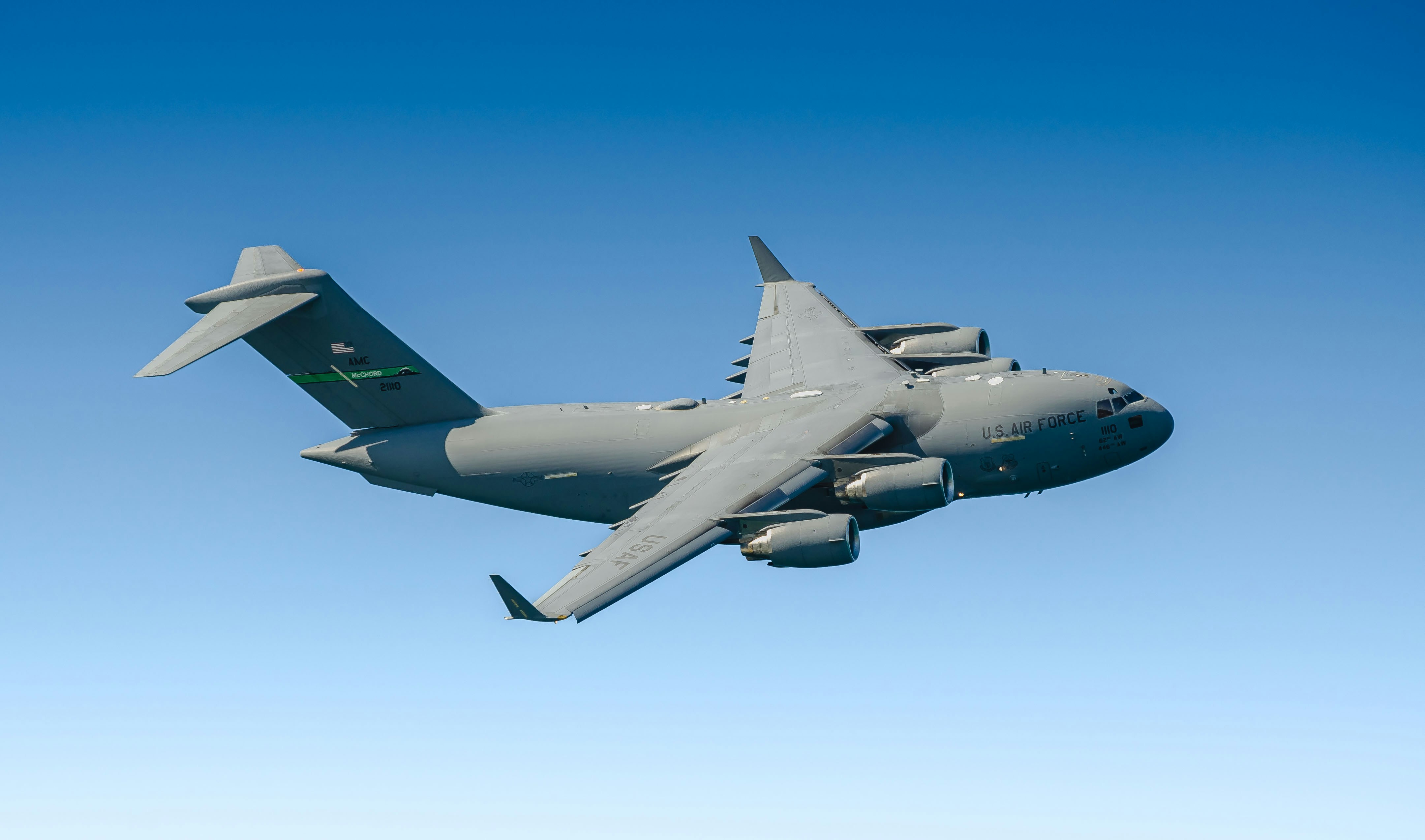 Un gran avión volando a través de un cielo azul