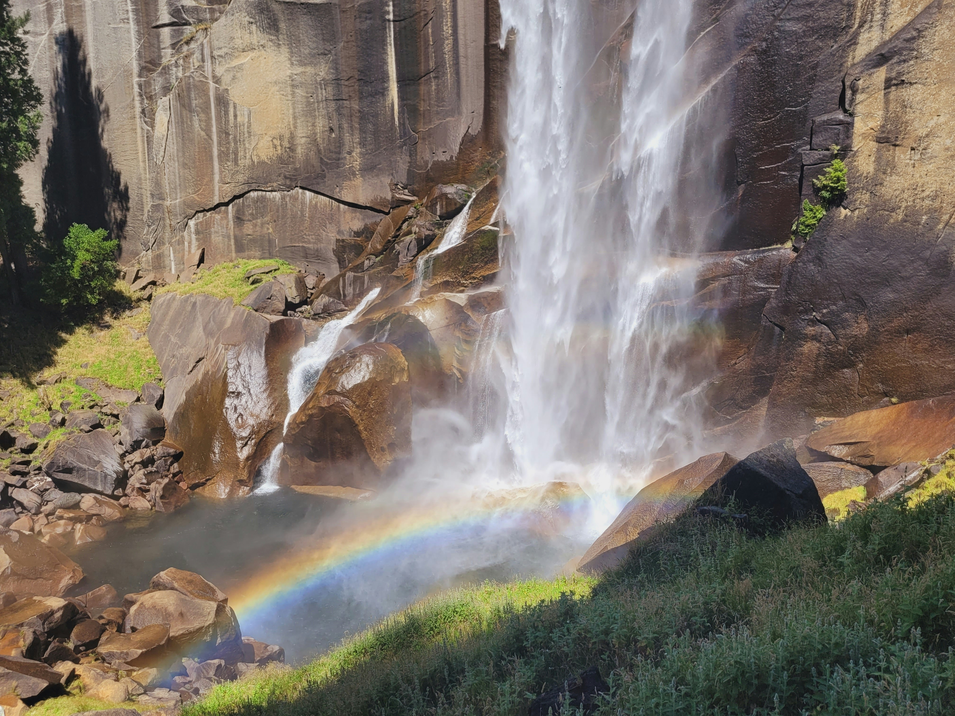 Una cascata con un arcobaleno al centro