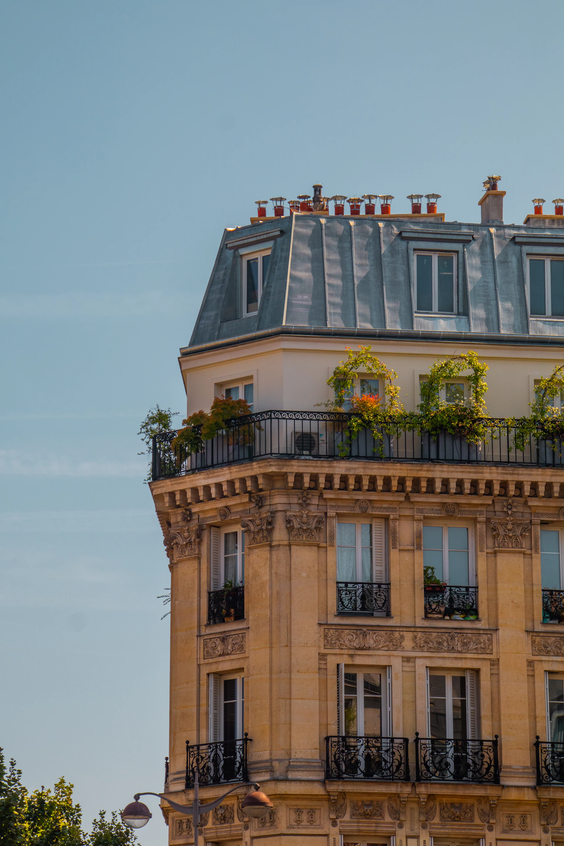 A tall building with lots of windows and balconies