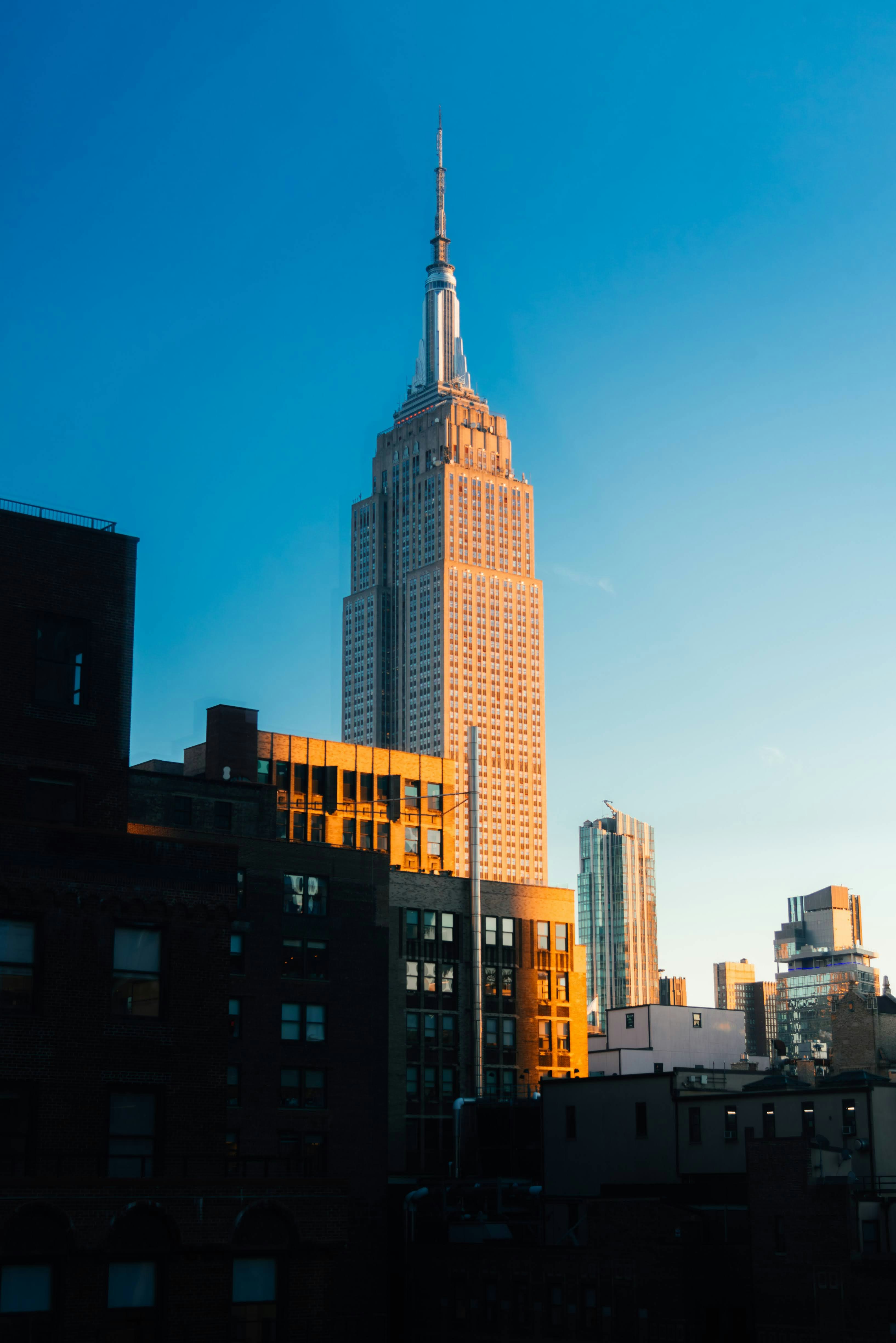 A view of the empire building in new york city