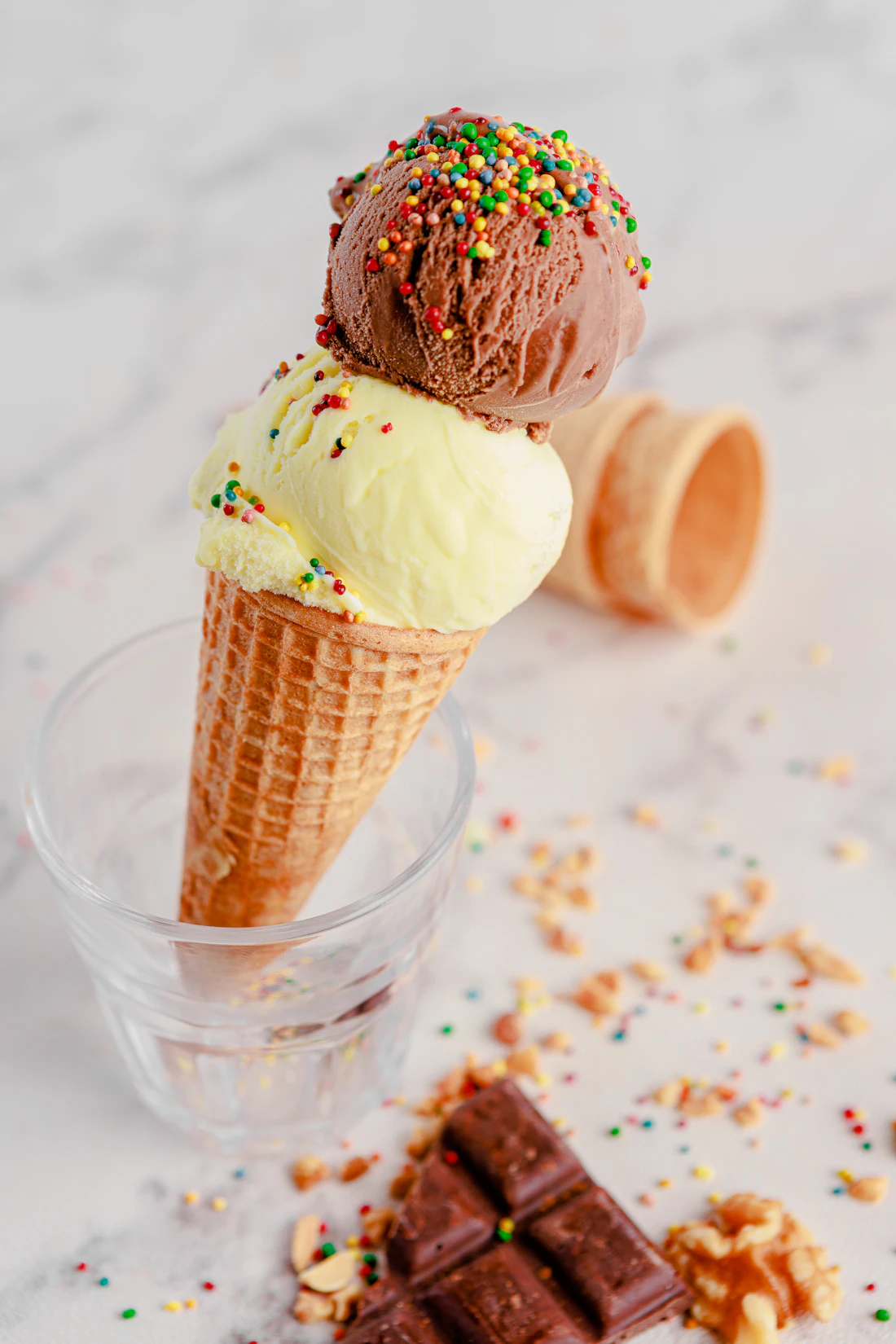 Eiswaffel mit zwei Kugeln und bunten Streuseln als Platzhalterbild