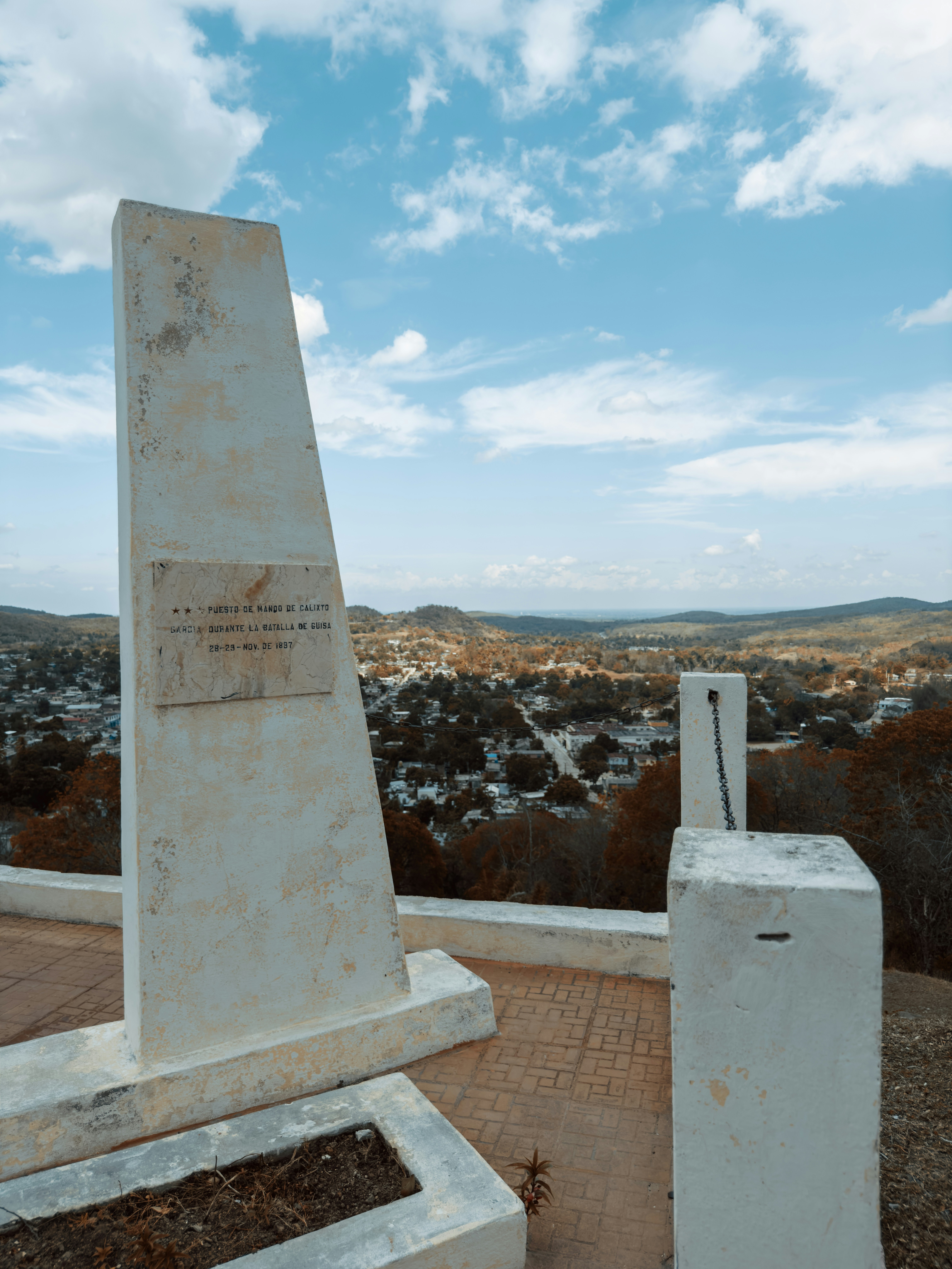 Sebuah monumen di atas bukit yang menghadap ke kota
