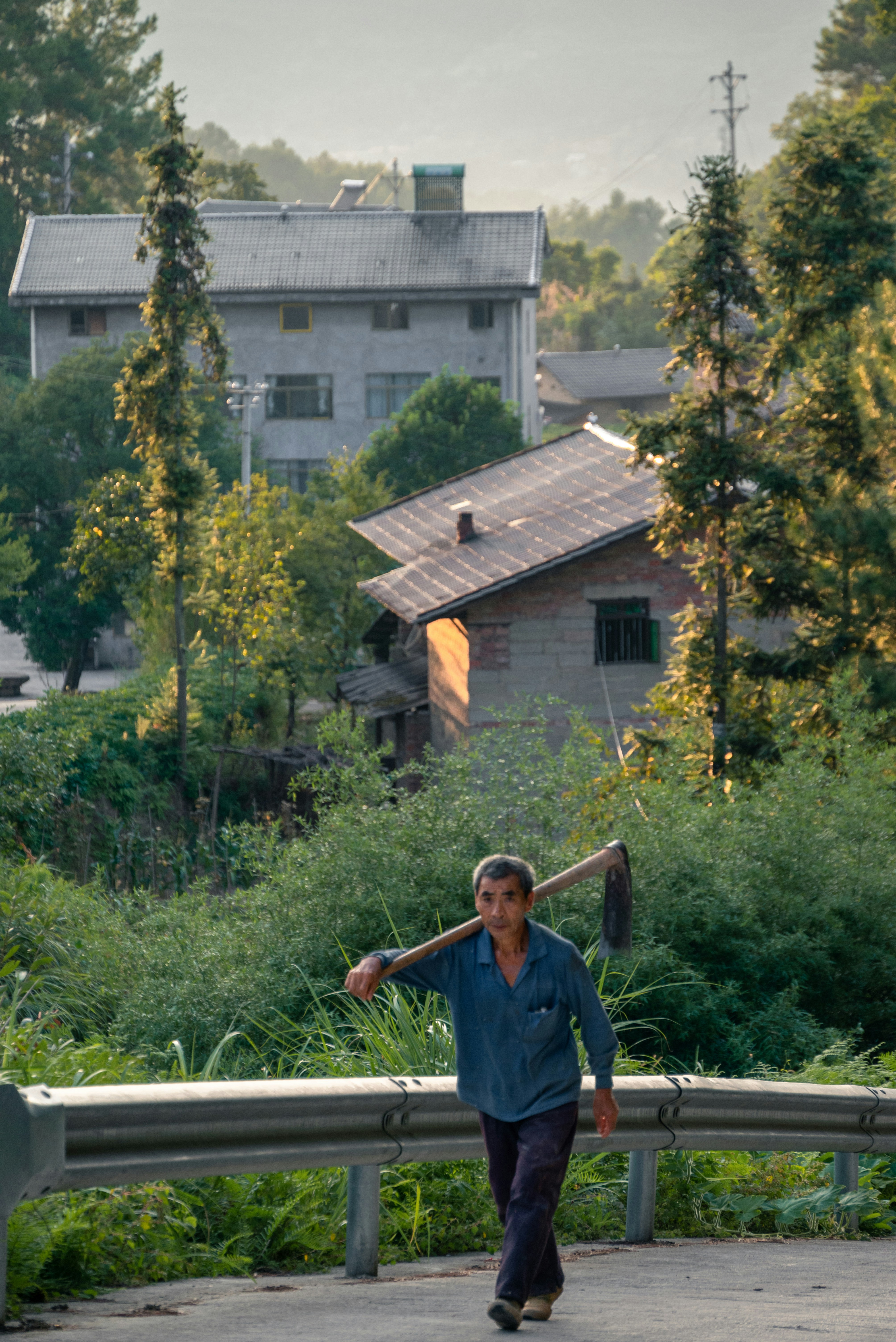 Un homme tenant une batte de baseball en traversant un pont