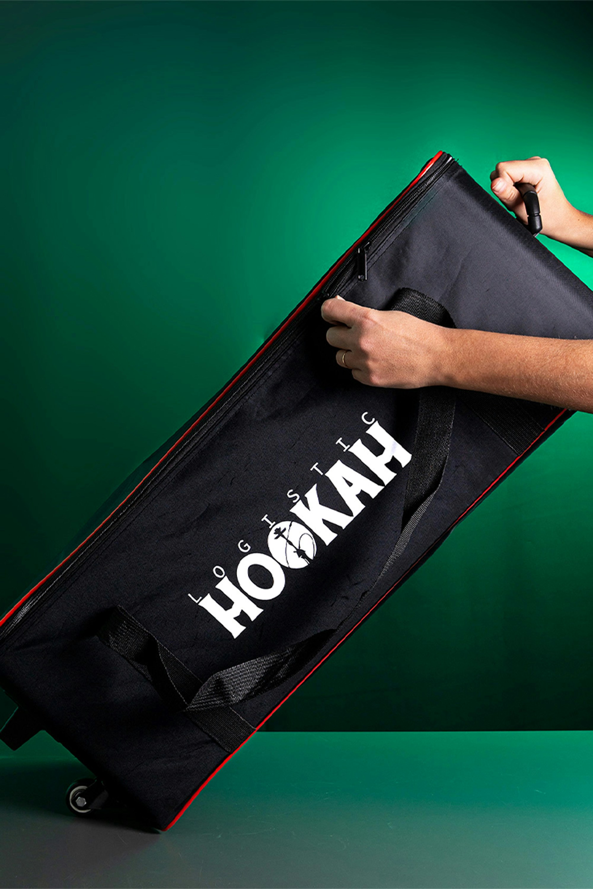 Fotomural A man holding a black bag with the word hawaii printed on it
