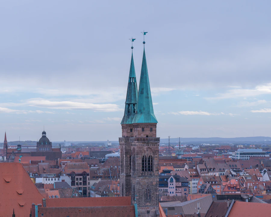 俯瞰紐倫堡聖嬰市集，紅白相間的攤位帳篷排列整齊