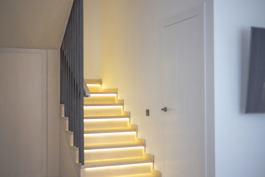 Escalier avec éclairage LED automatique sous les marches