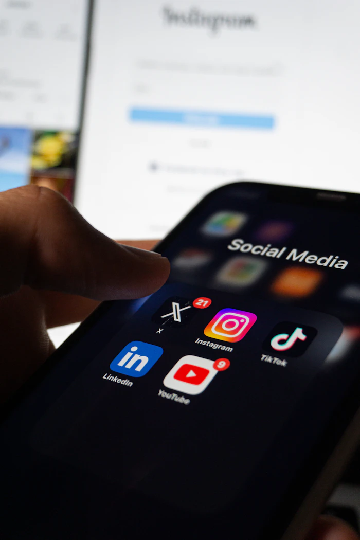 Pessoa a segurar smartphone com redes sociais — Instagram local