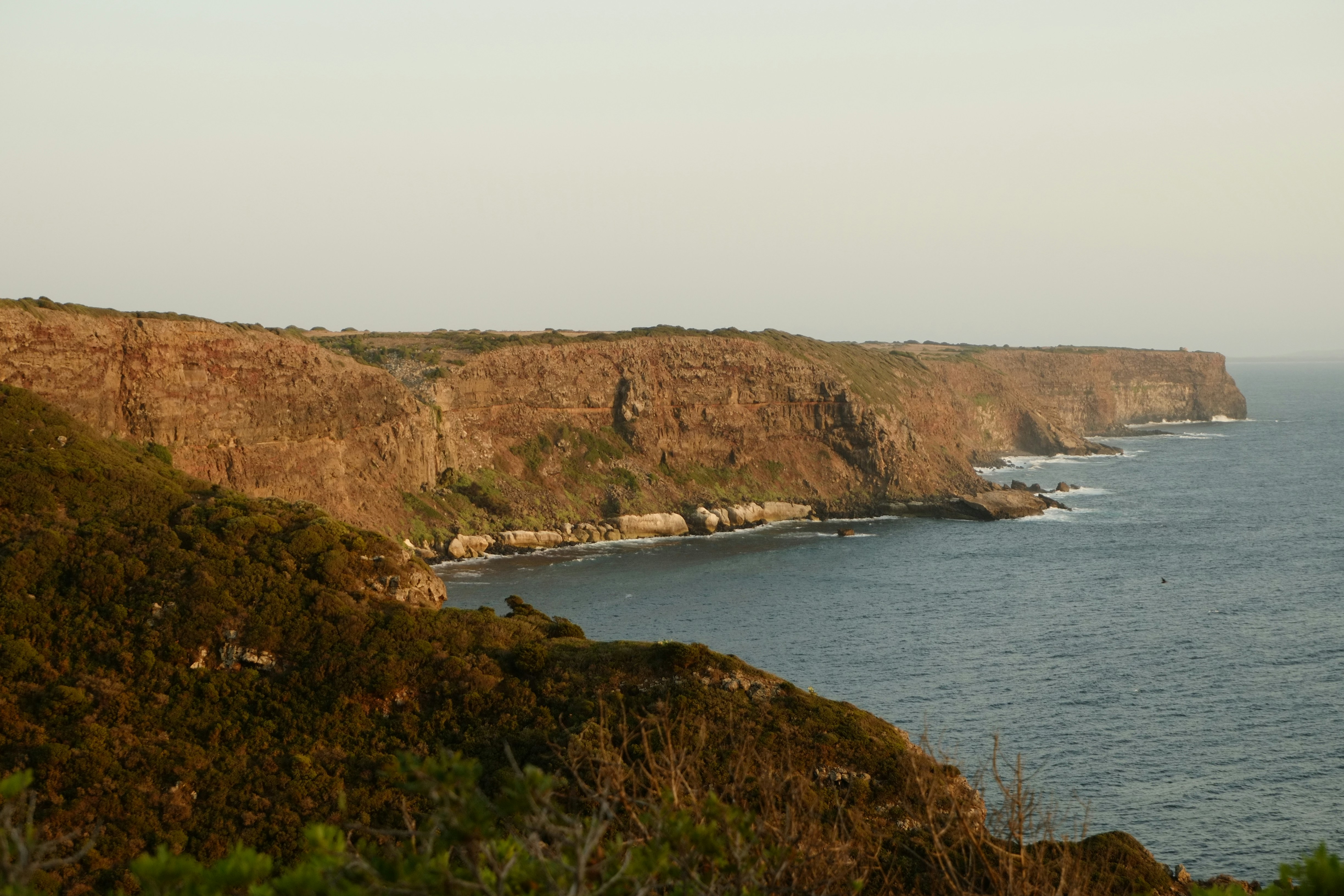 Una vista dell'oceano da una scogliera