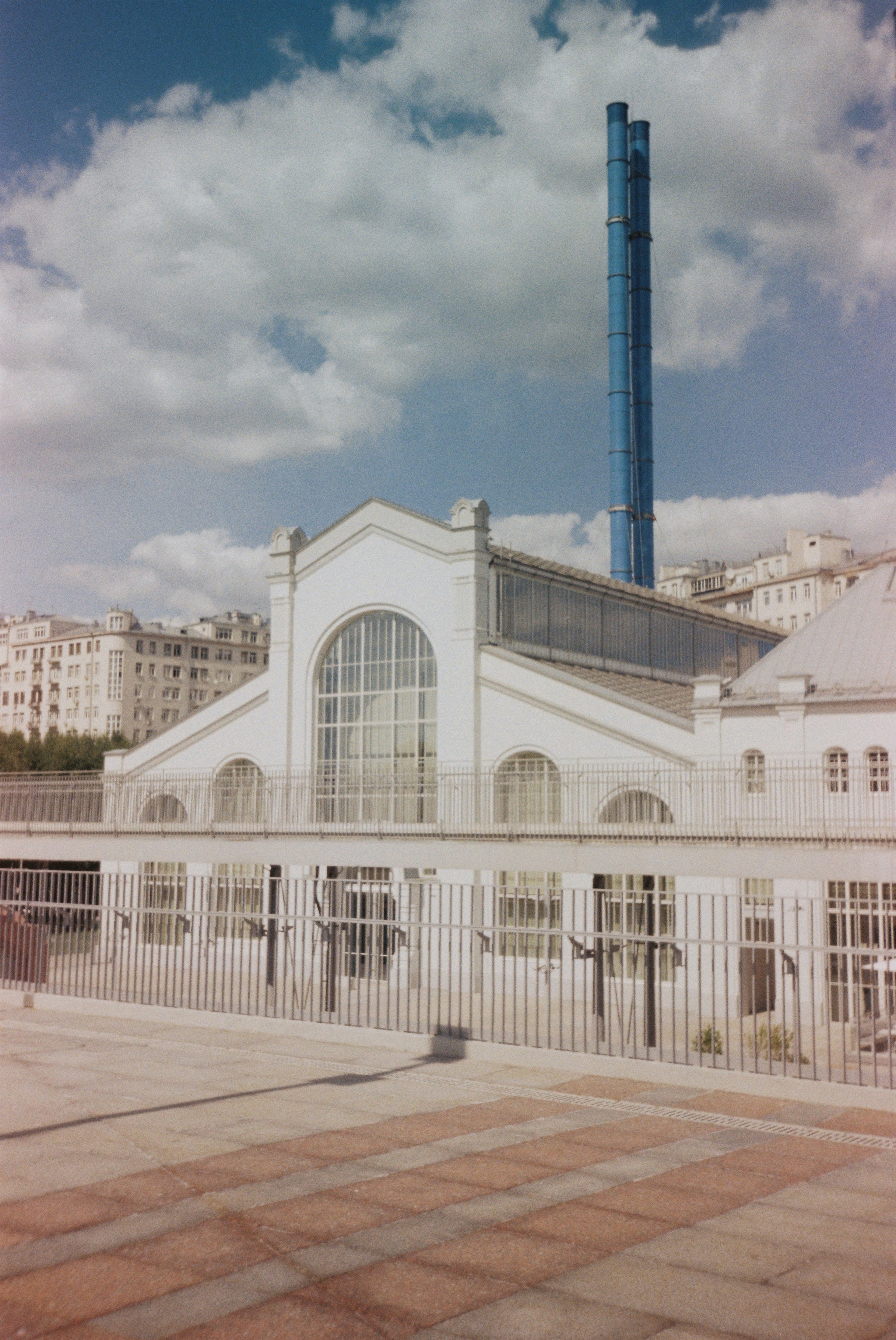 Un edificio bianco con una torre dell'orologio sullo sfondo