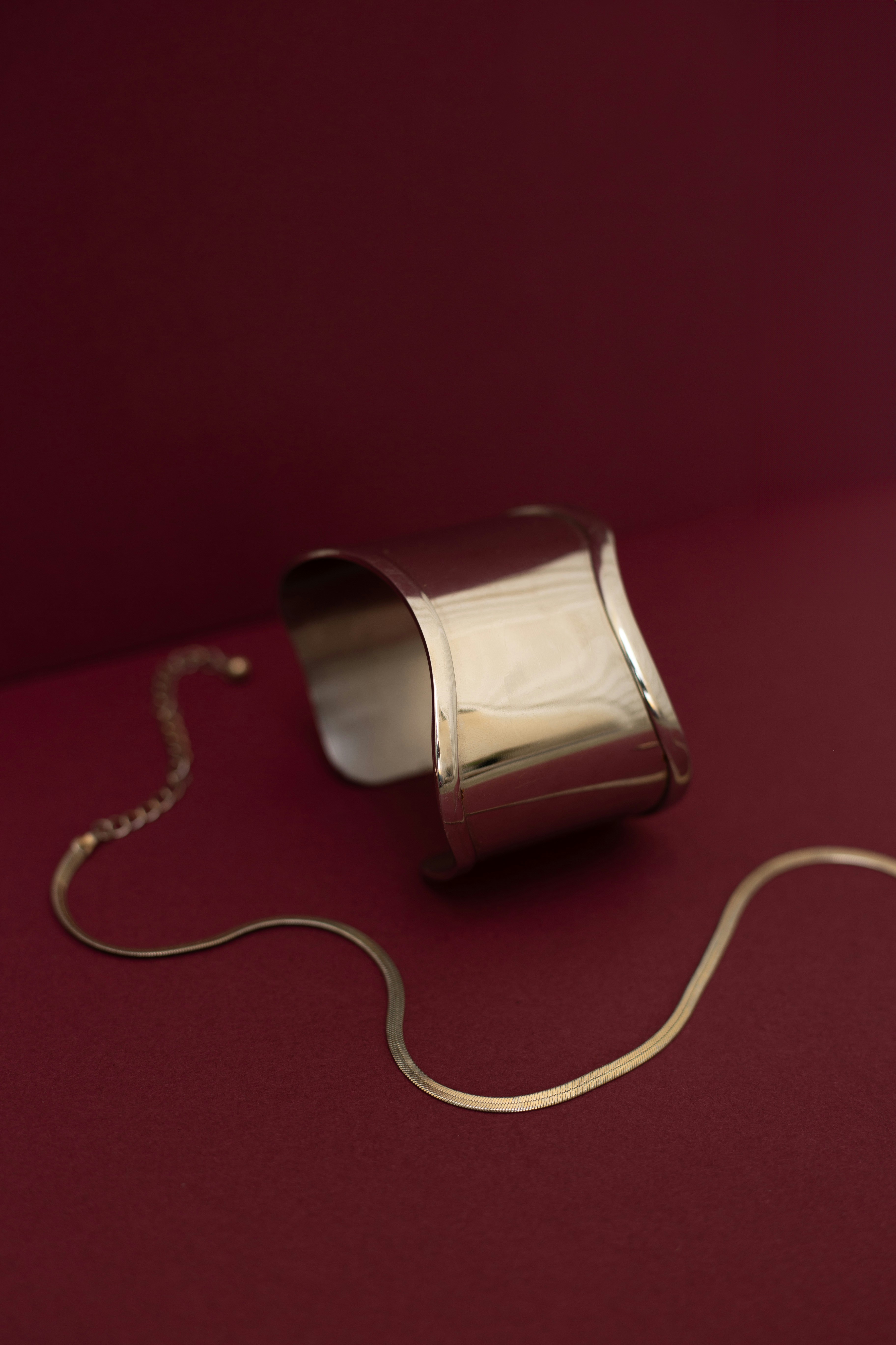 Ein silbernes Objekt befindet sich auf einer roten Oberfläche