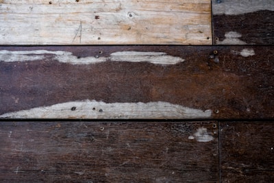 Крупов план на дюшеме преди ремонт и уплътняване срещу течения от Хеджи Уайлдър в София