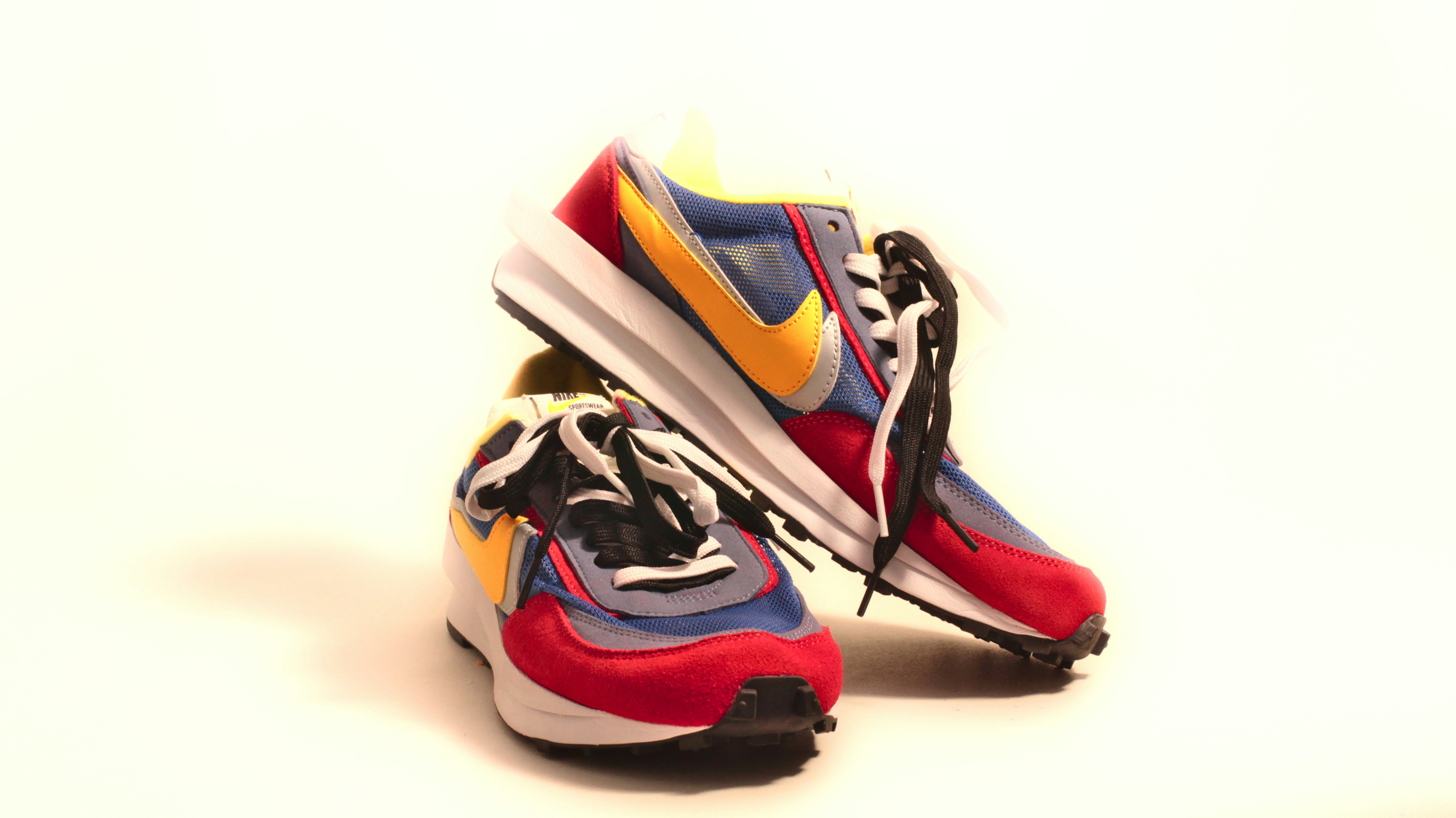 Un par de zapatillas de colores sobre fondo blanco