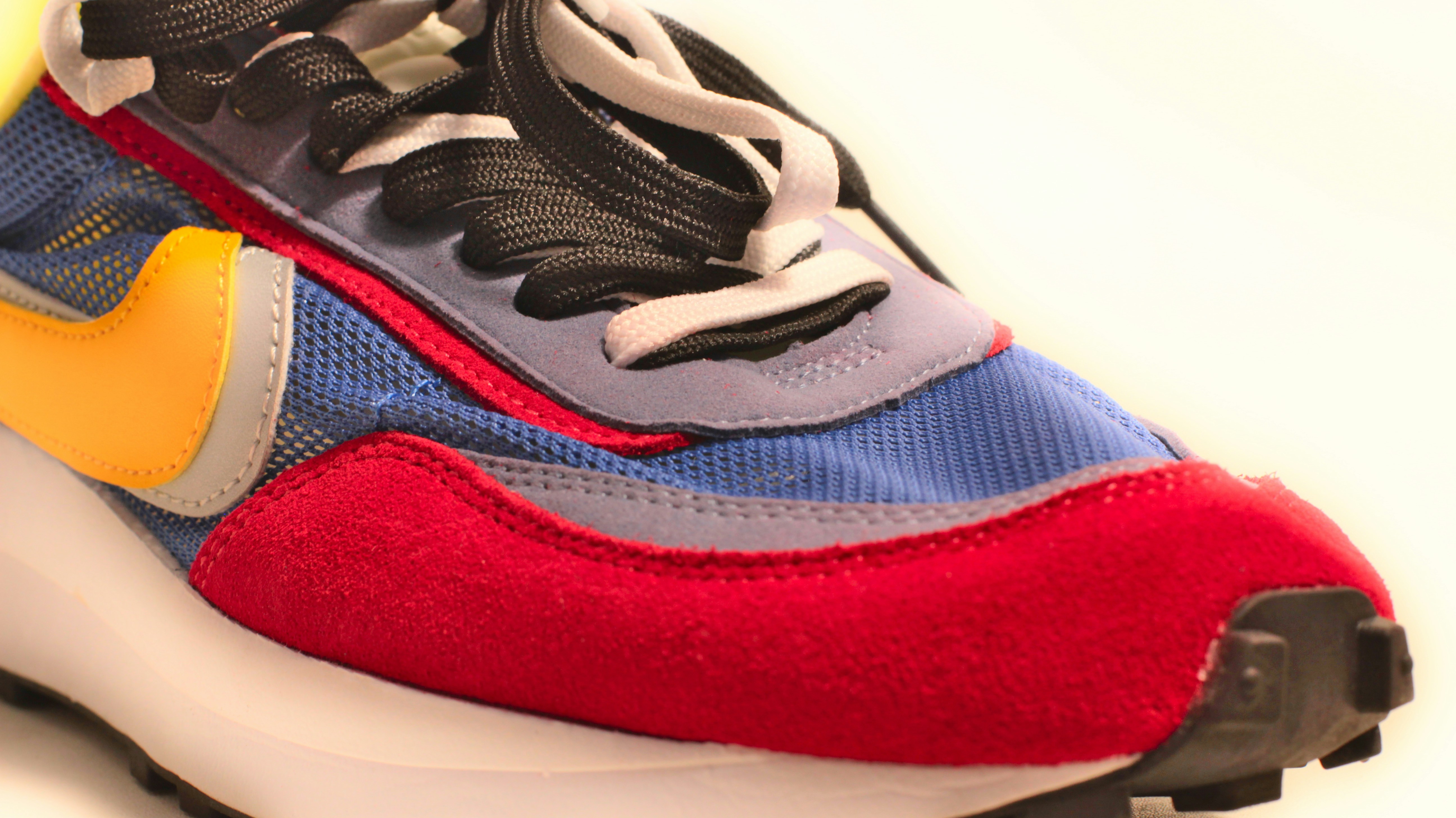 Un primer plano de un zapato sobre una superficie blanca