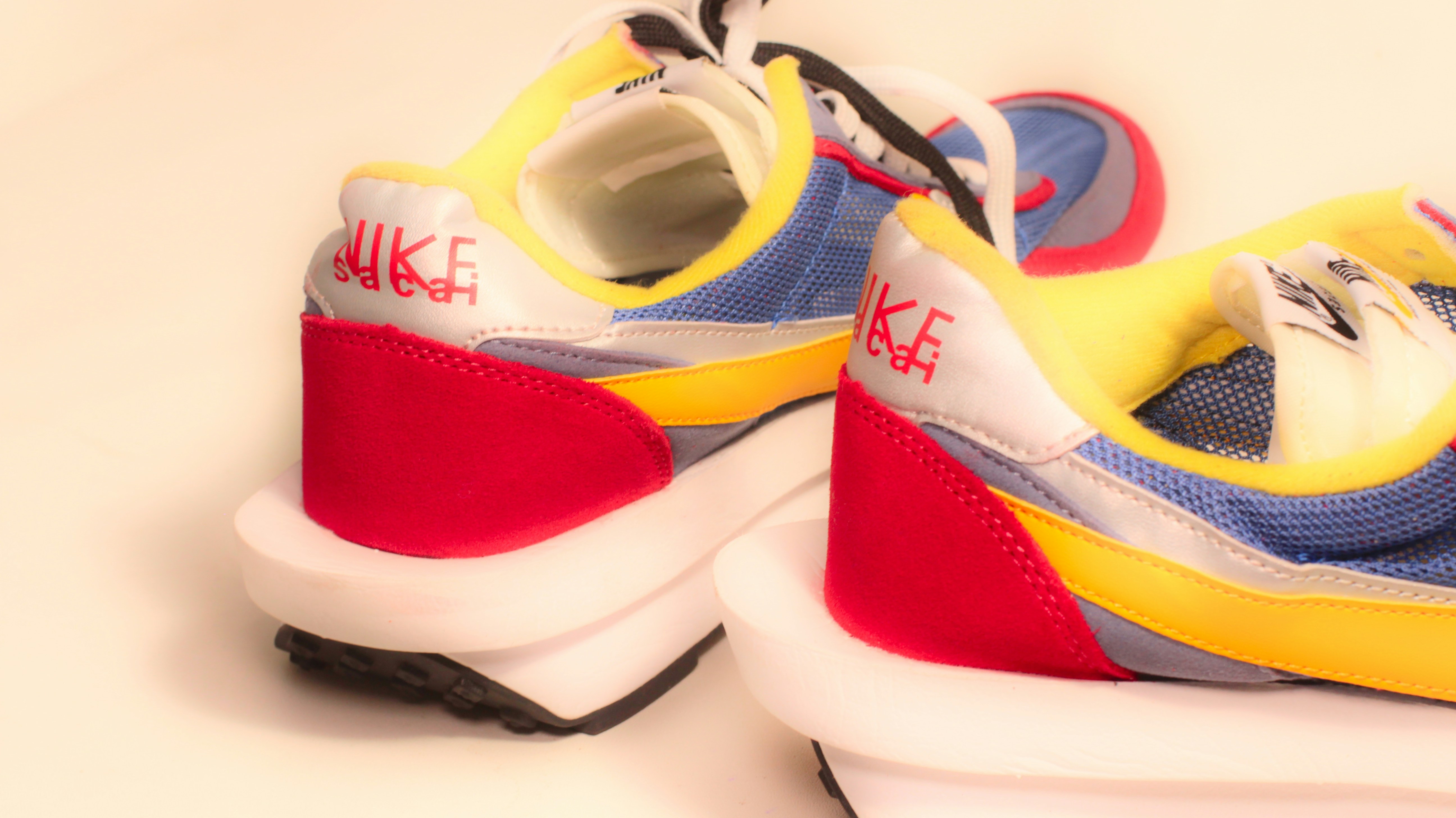 Un par de zapatillas de colores con suela blanca