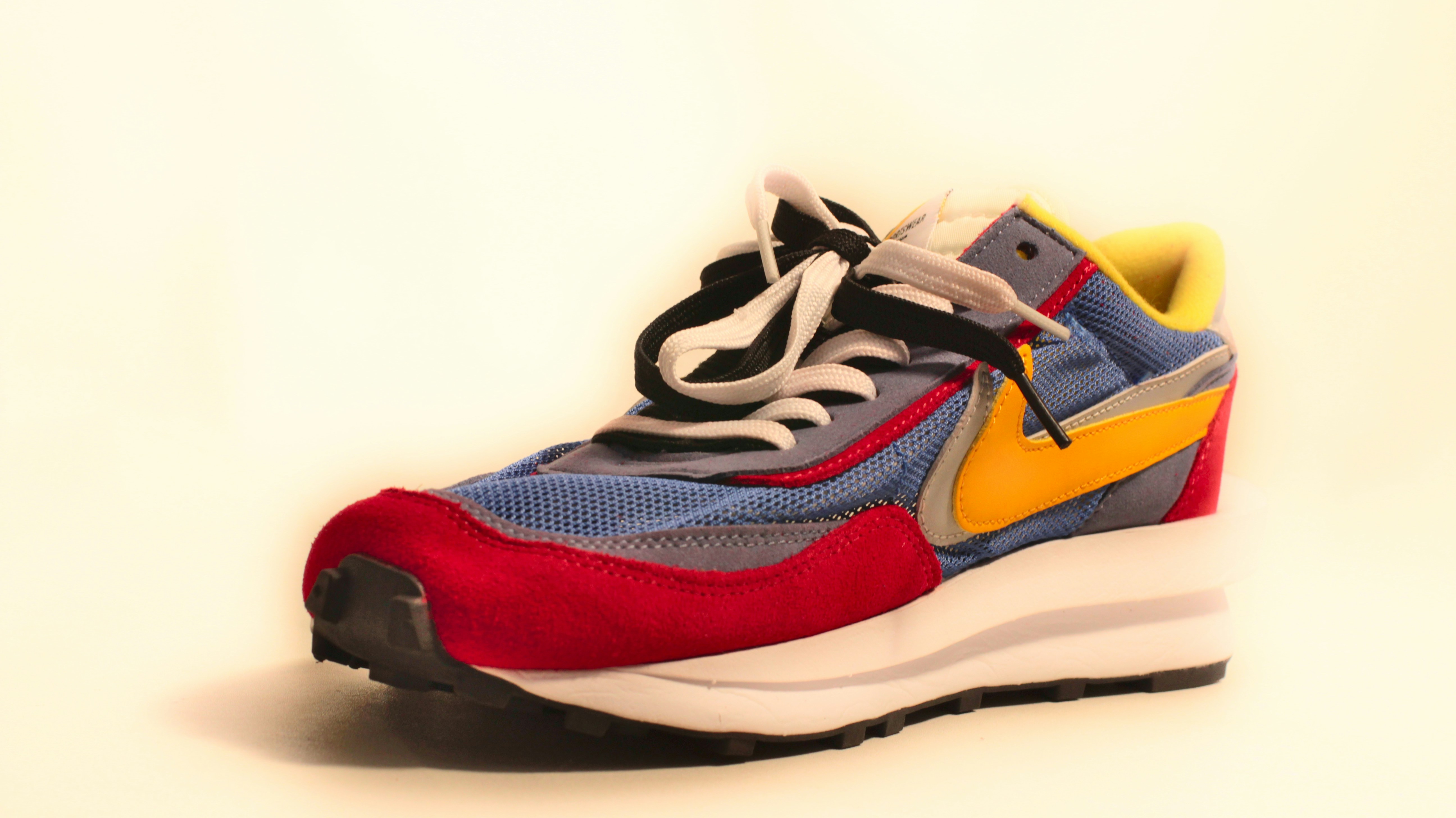 Un par de zapatillas de colores sobre fondo blanco